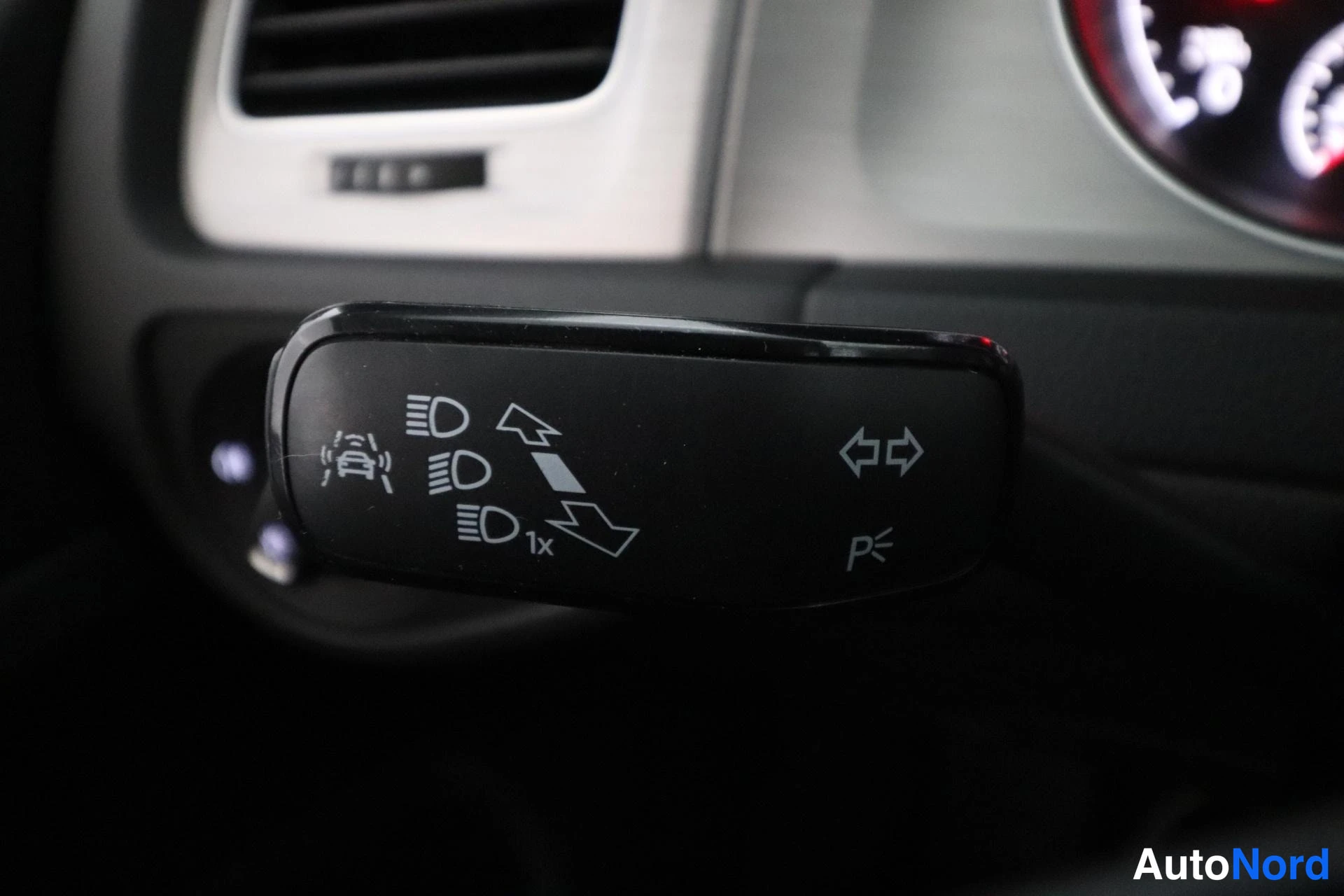 Punainen Volkswagen Golf 2014, yksityiskohta, kuva 18