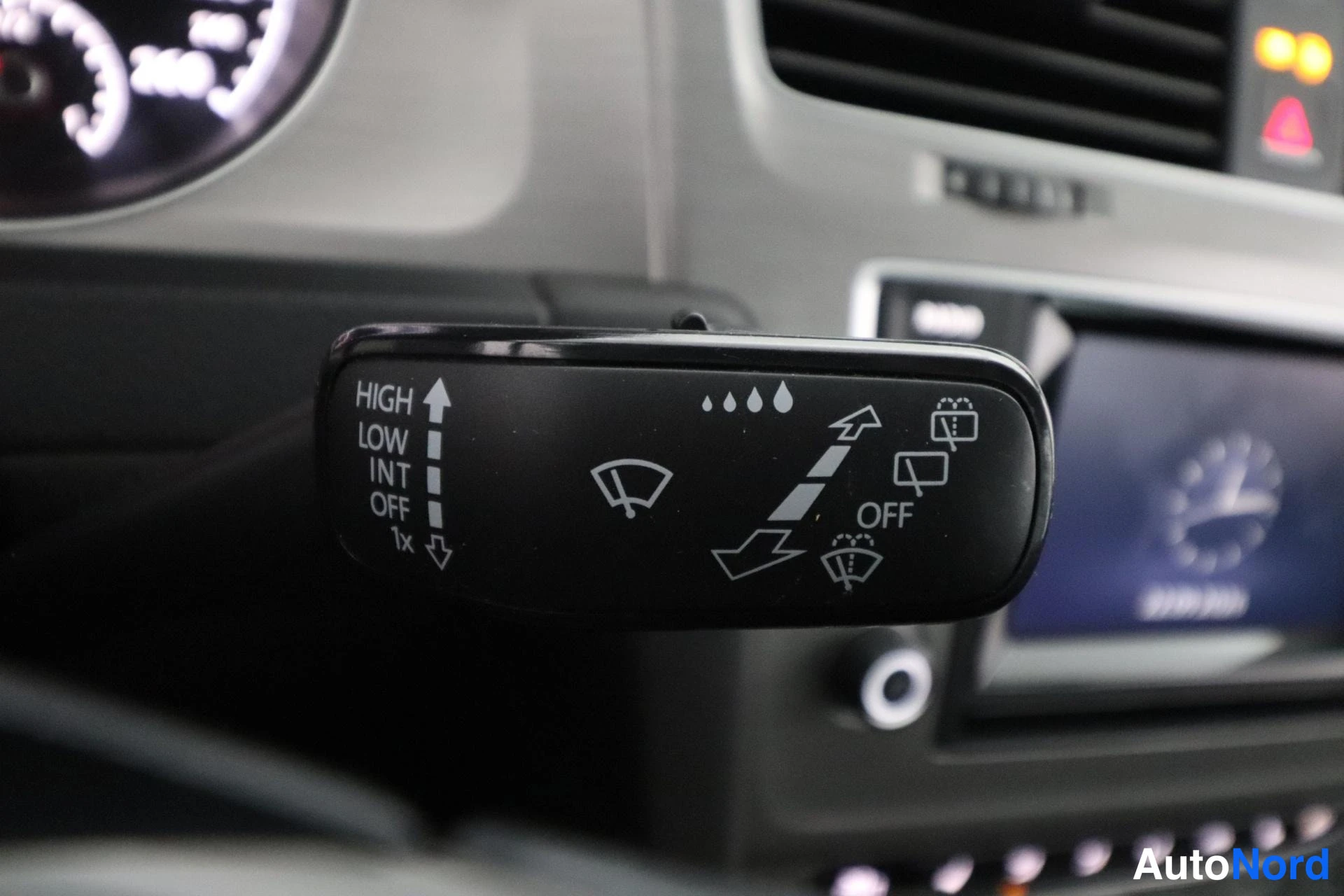 Punainen Volkswagen Golf 2014, yksityiskohta, kuva 19