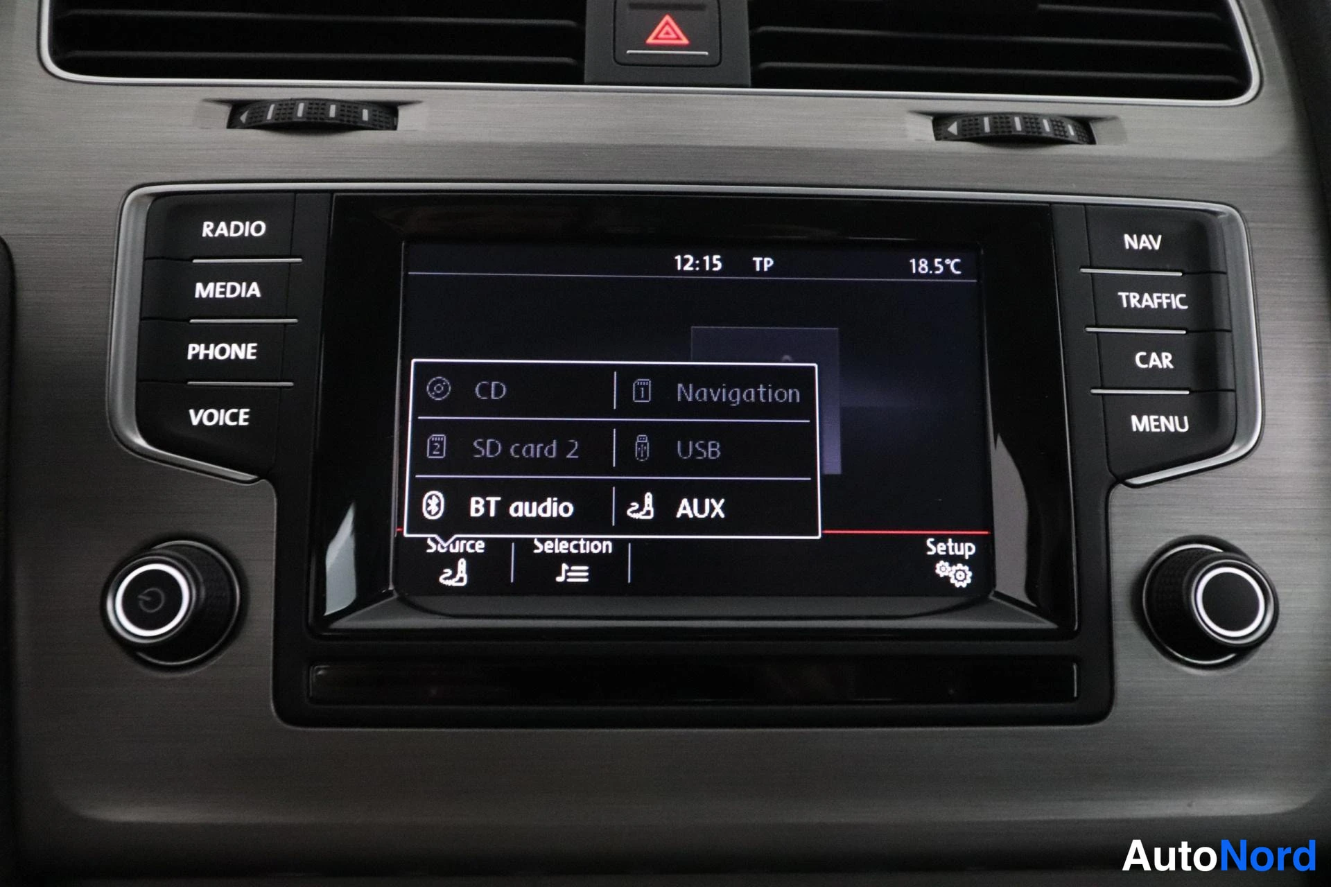Punainen Volkswagen Golf 2014, yksityiskohta, kuva 21