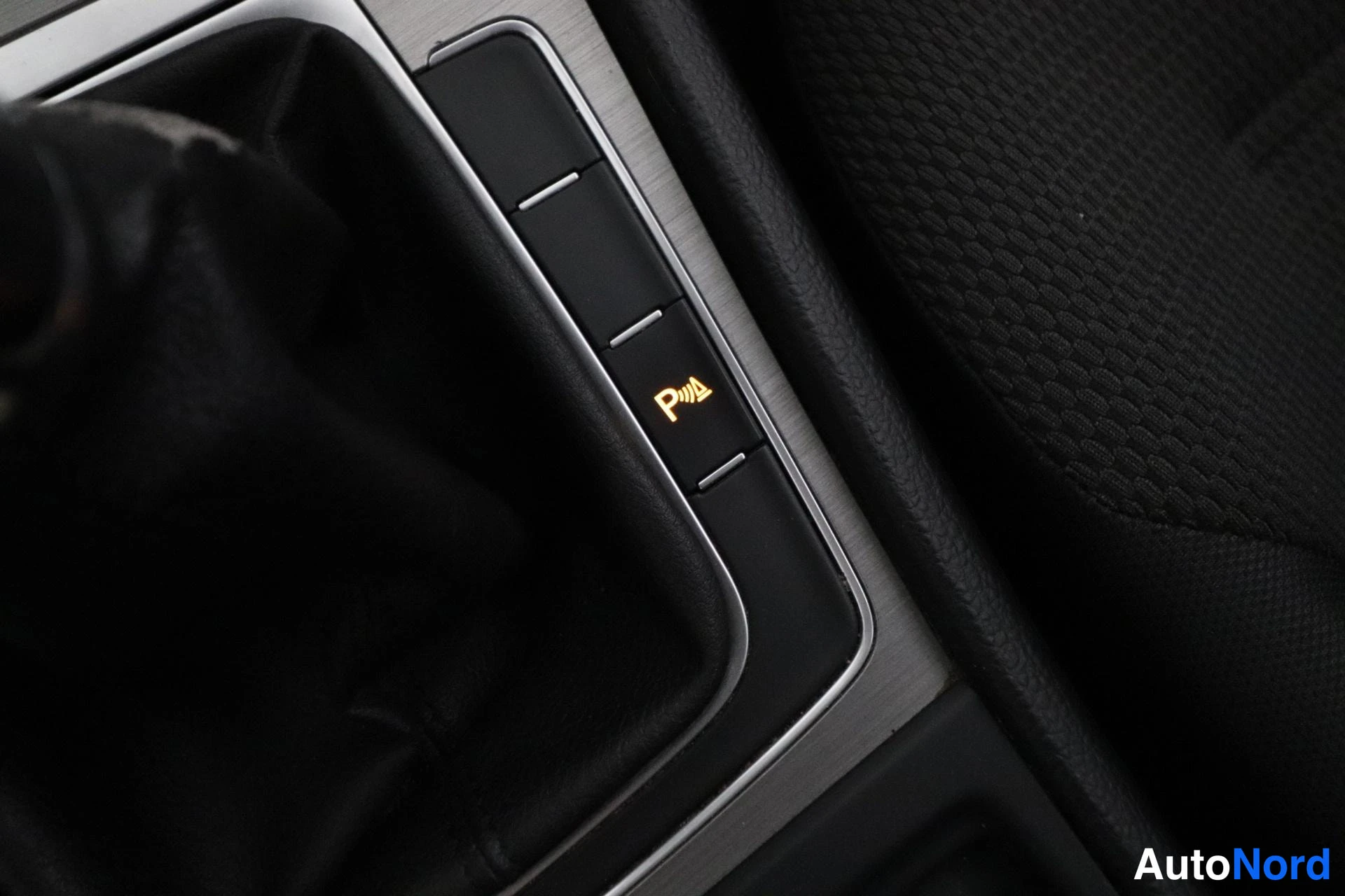 Punainen Volkswagen Golf 2014, yksityiskohta, kuva 26