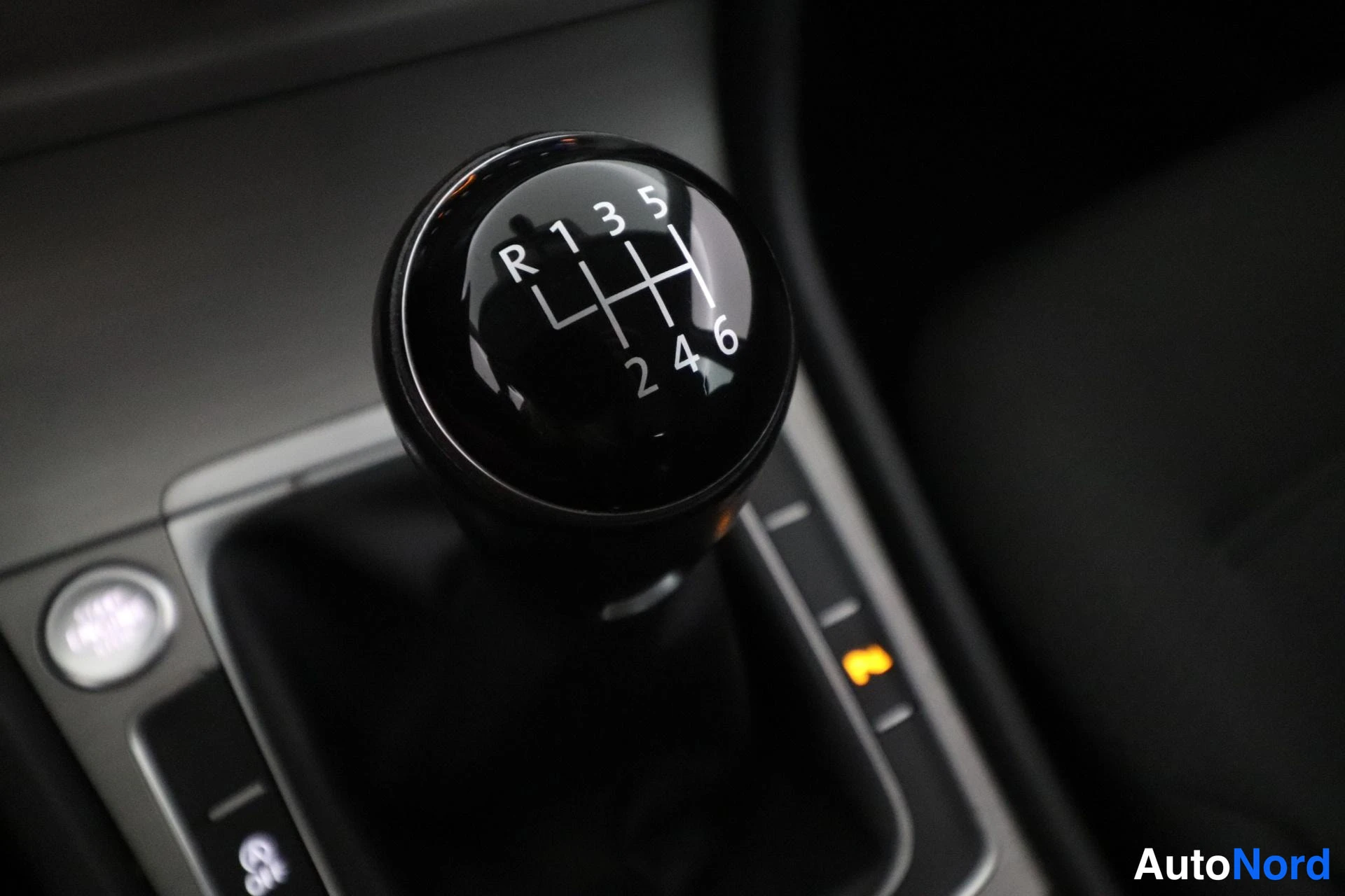 Punainen Volkswagen Golf 2014, yksityiskohta, kuva 27