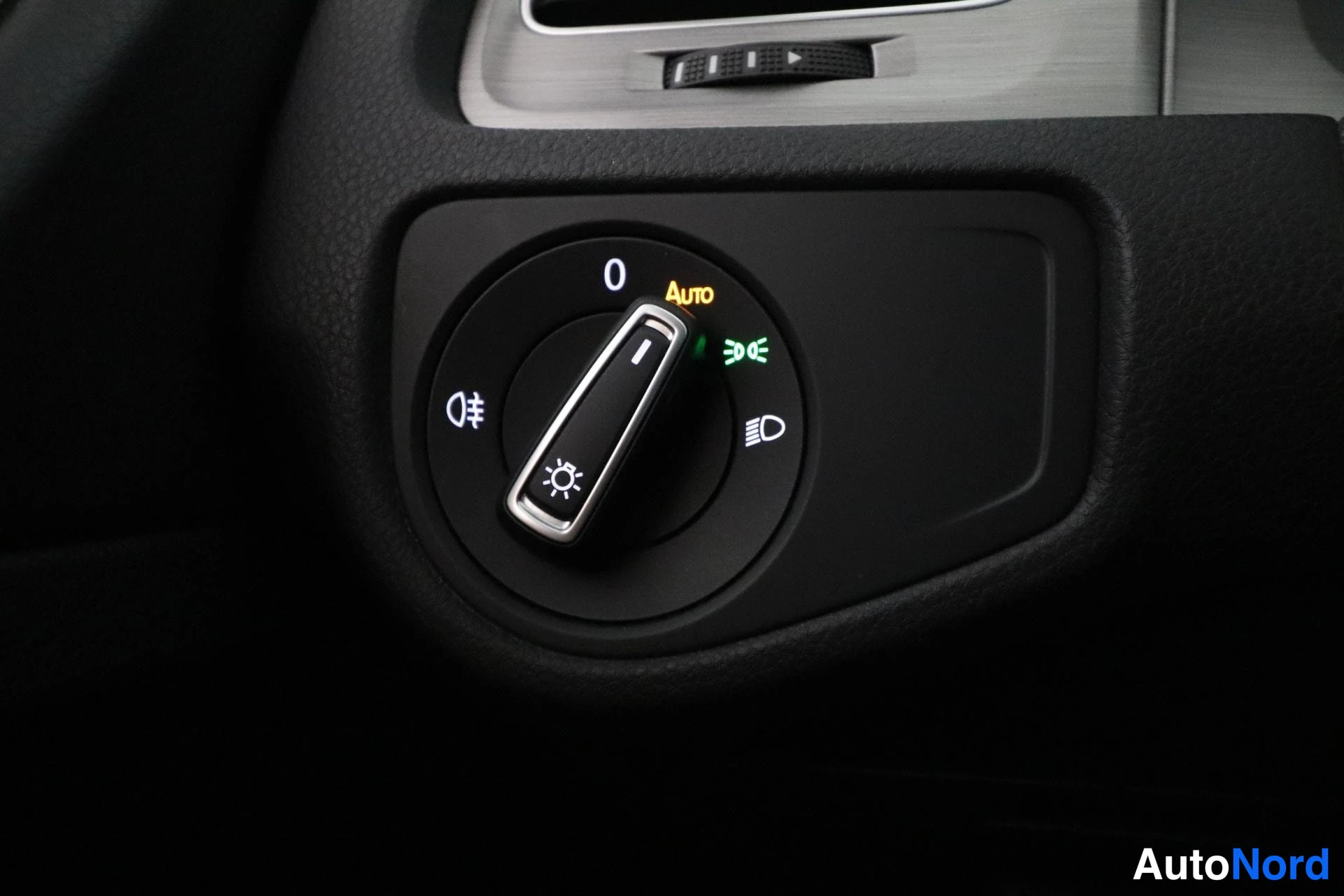 Punainen Volkswagen Golf 2014, yksityiskohta, kuva 29