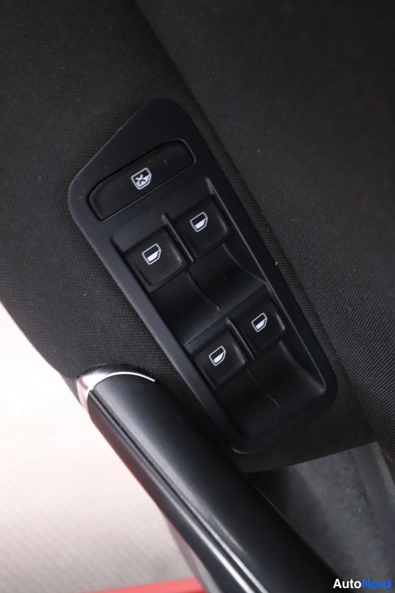 Punainen Volkswagen Golf 2014, yksityiskohta, kuva 32