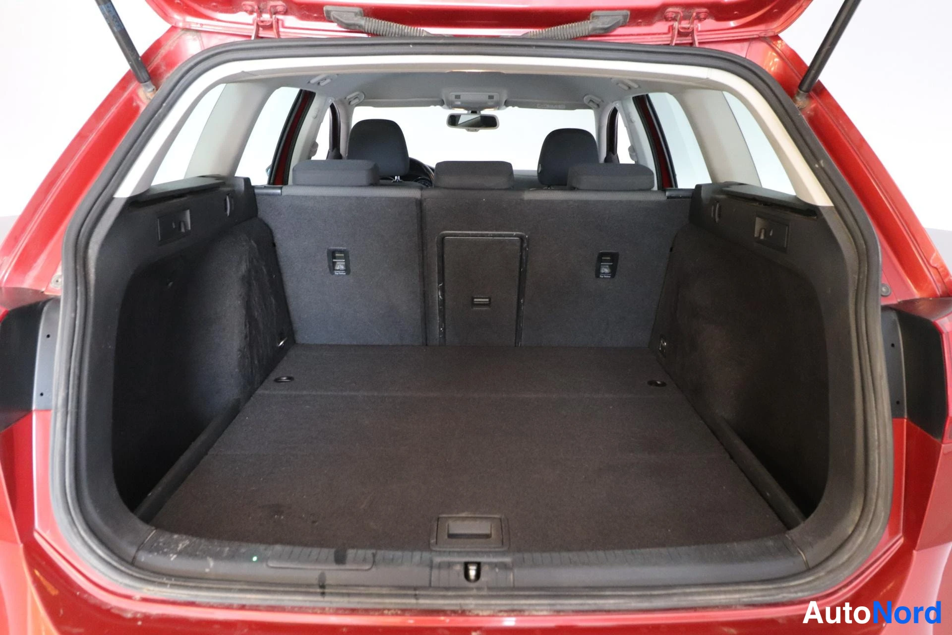Punainen Volkswagen Golf 2014, tavaratila, kuva 13