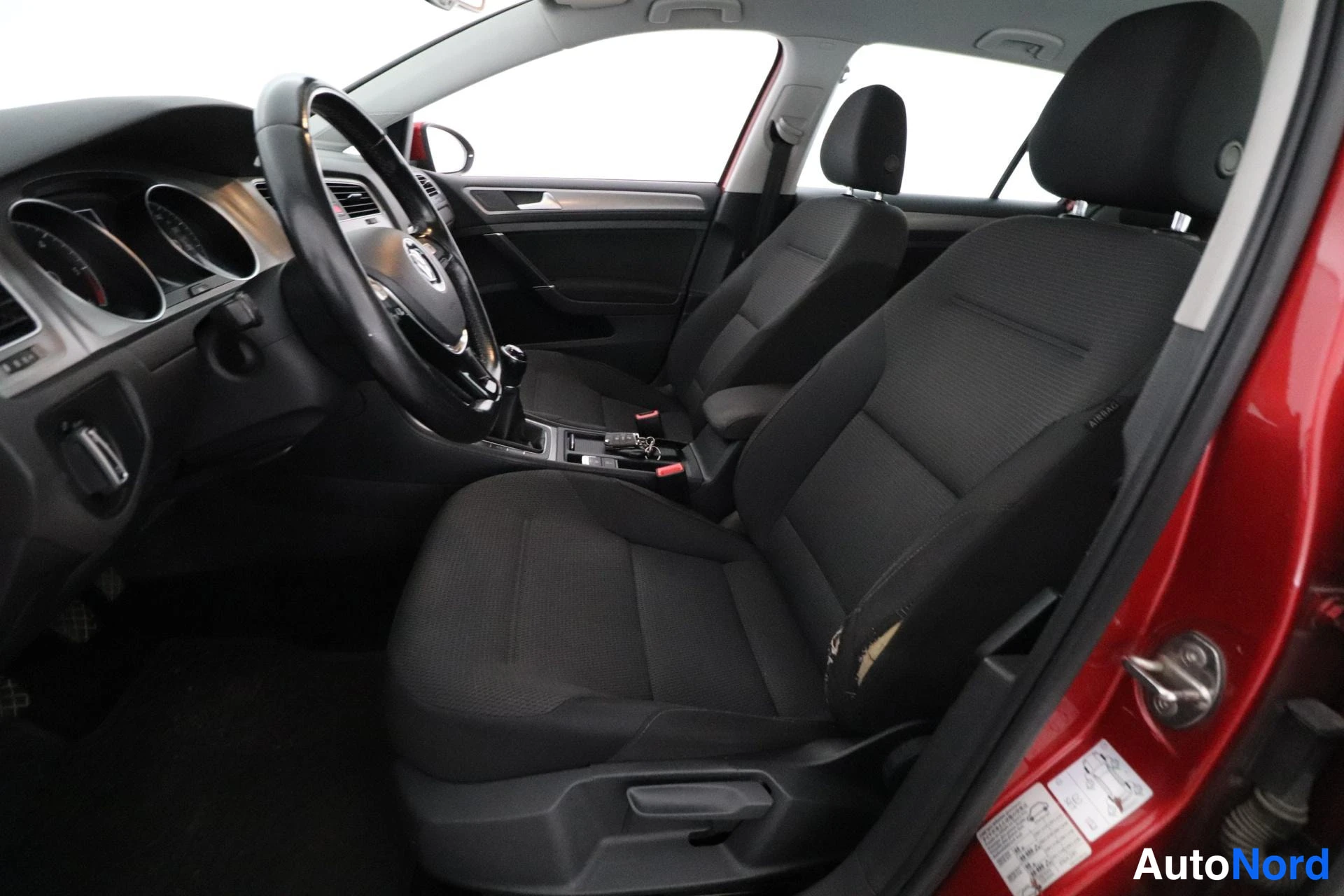 Punainen Volkswagen Golf 2014, etuistuimet, kuva 10