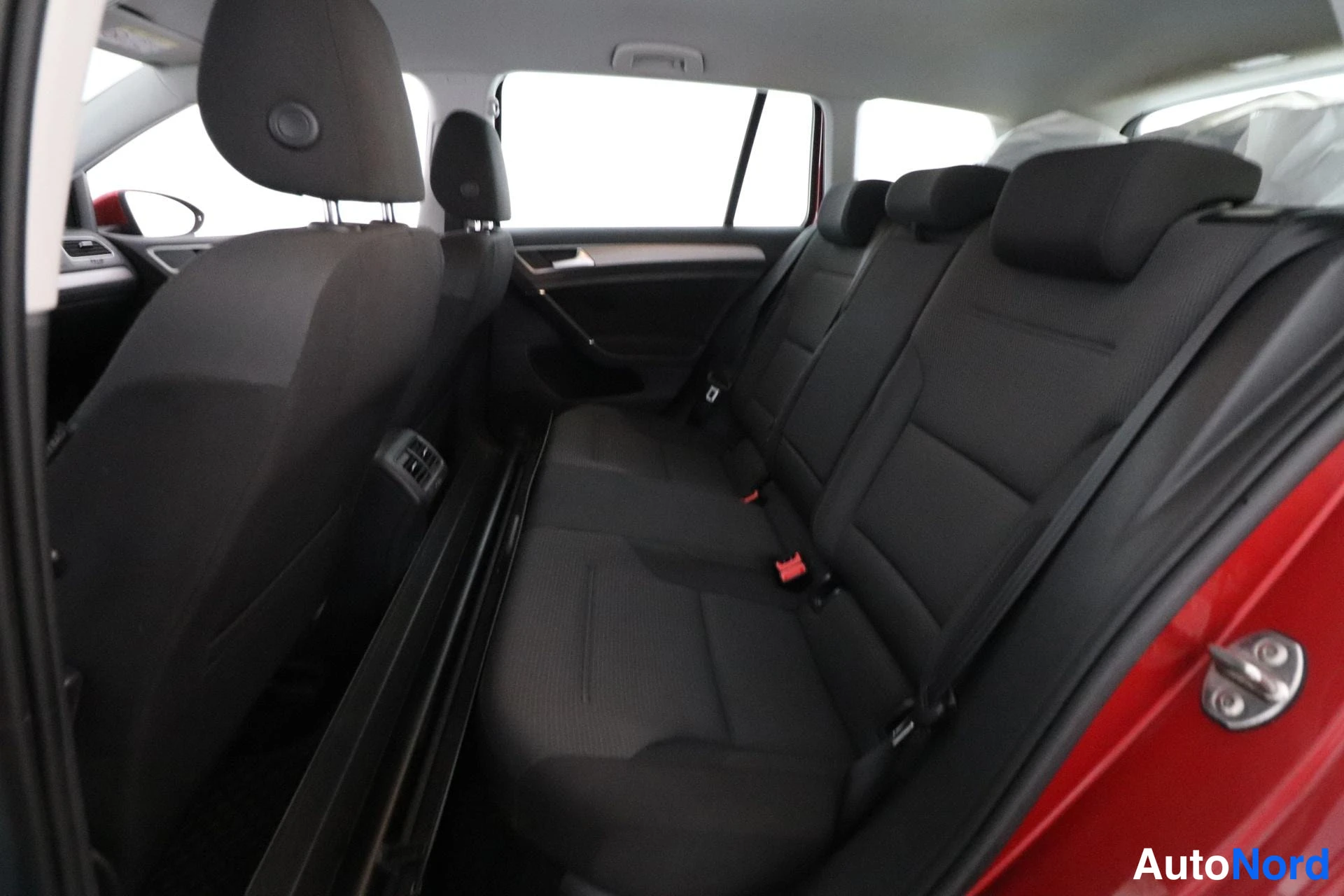 Punainen Volkswagen Golf 2014, takaistuimet, kuva 12