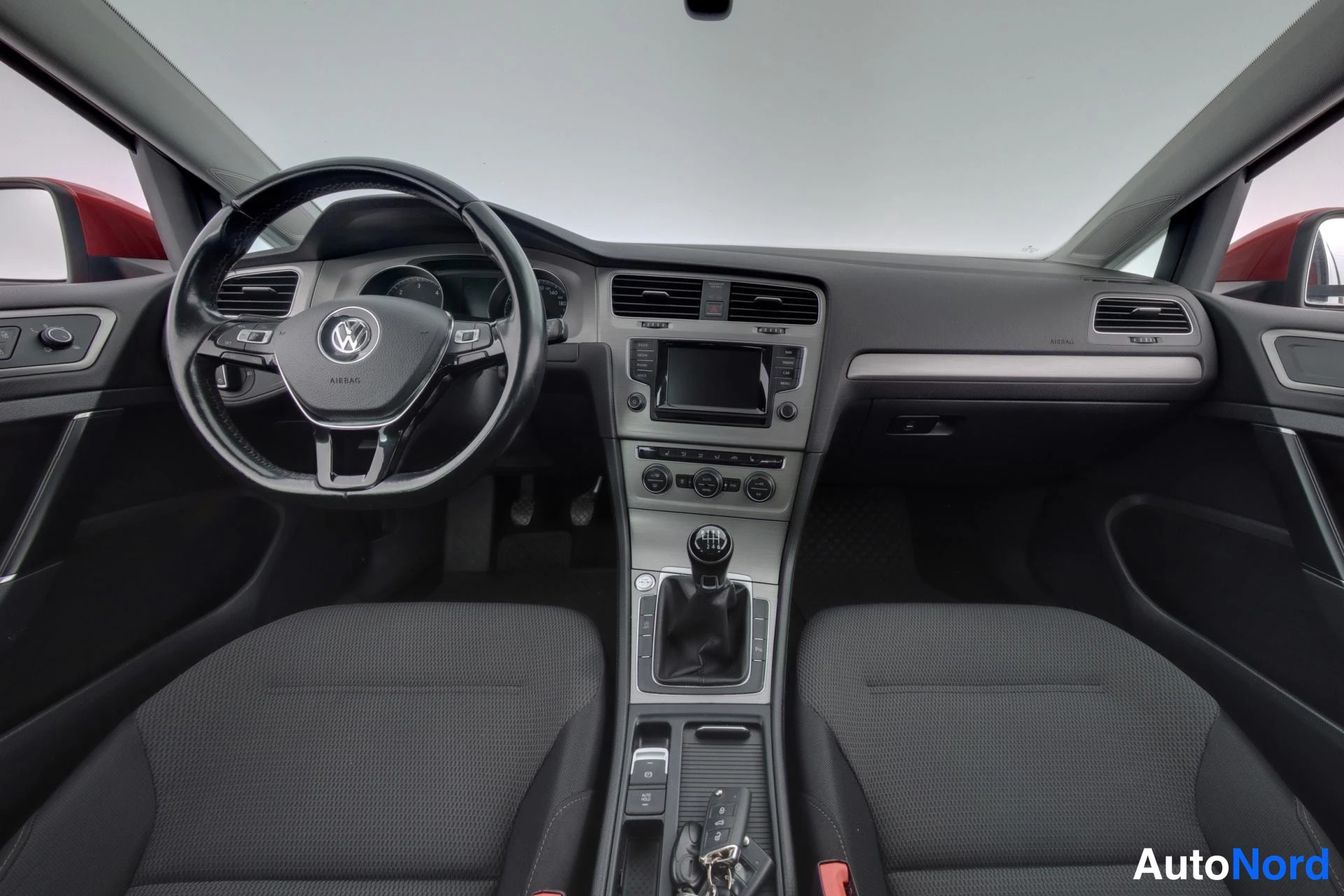 Punainen Volkswagen Golf 2014, ohjaamo, kuva 7