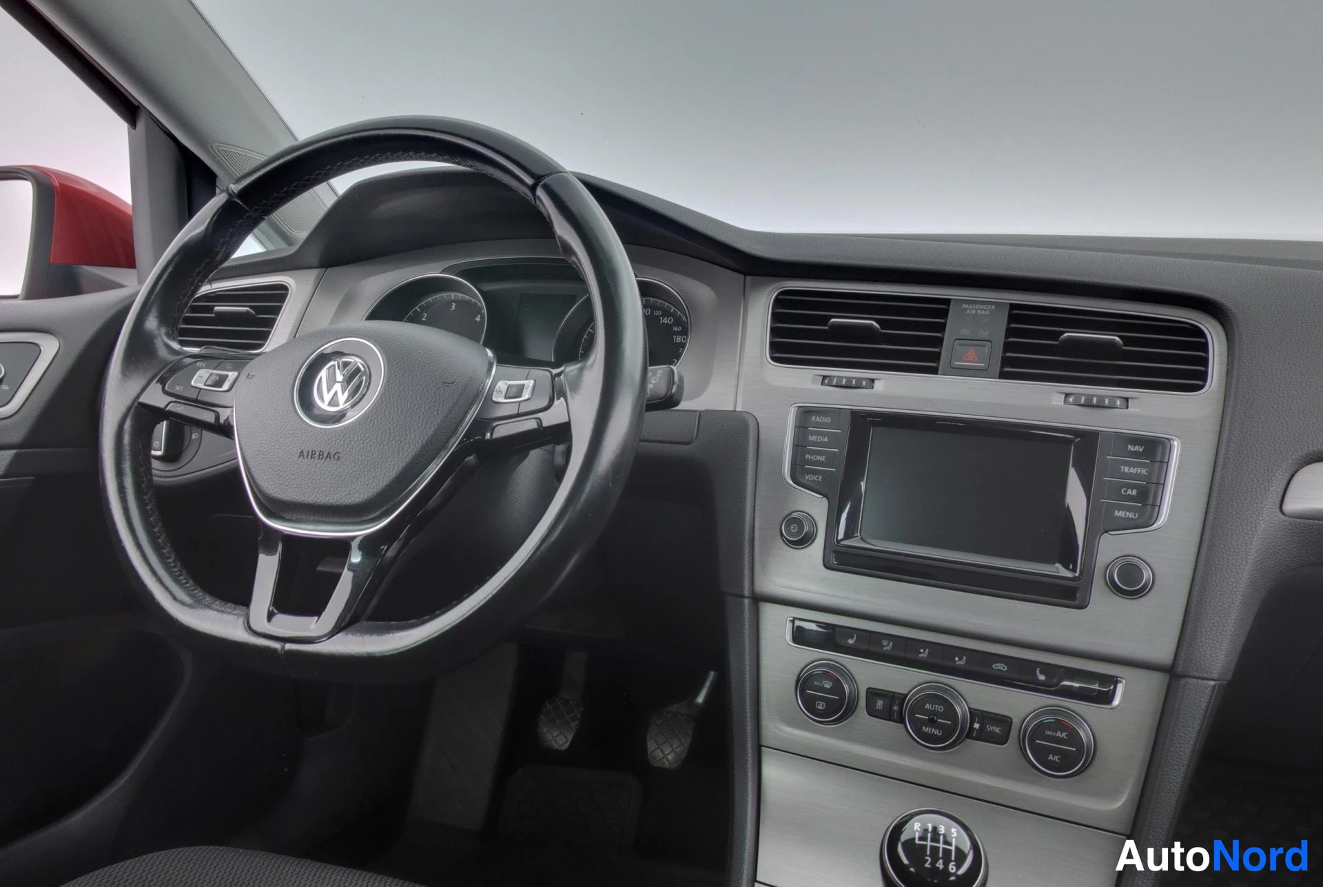 Punainen Volkswagen Golf 2014, ohjaamo, kuva 8