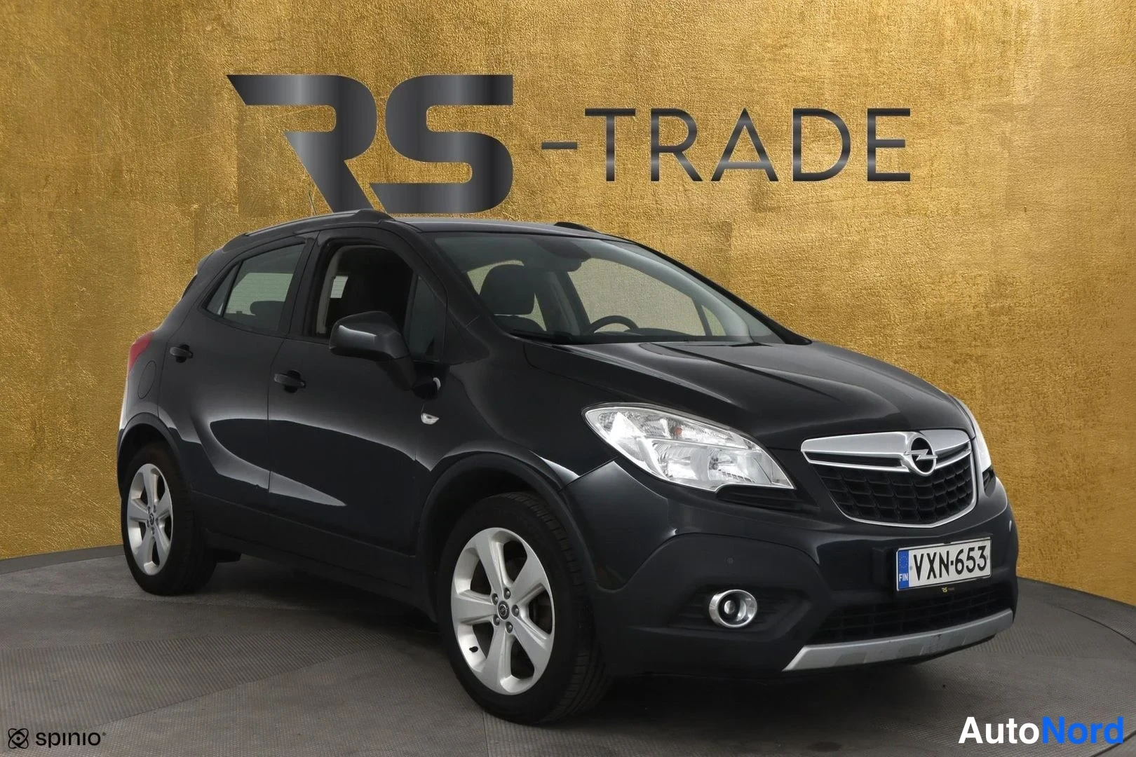 Musta Opel Mokka 2015, etuviisto, keula oikealle, kuva 2