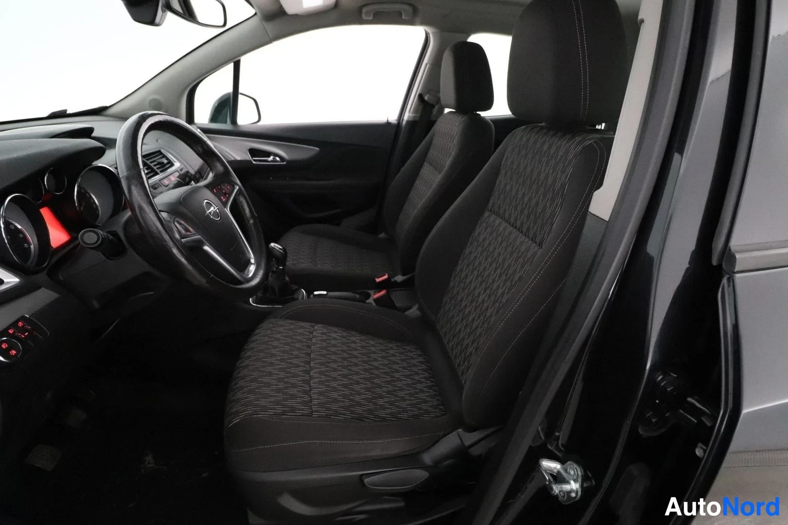 Musta Opel Mokka 2015, ohjaamo, kuva 7
