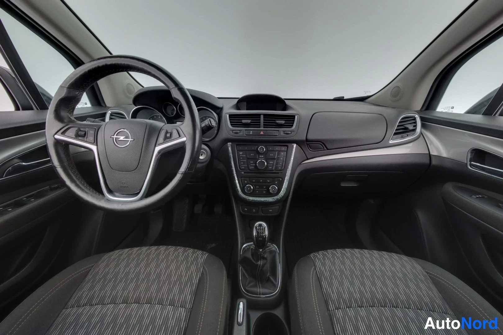 Musta Opel Mokka 2015, ohjaamo, kuva 8