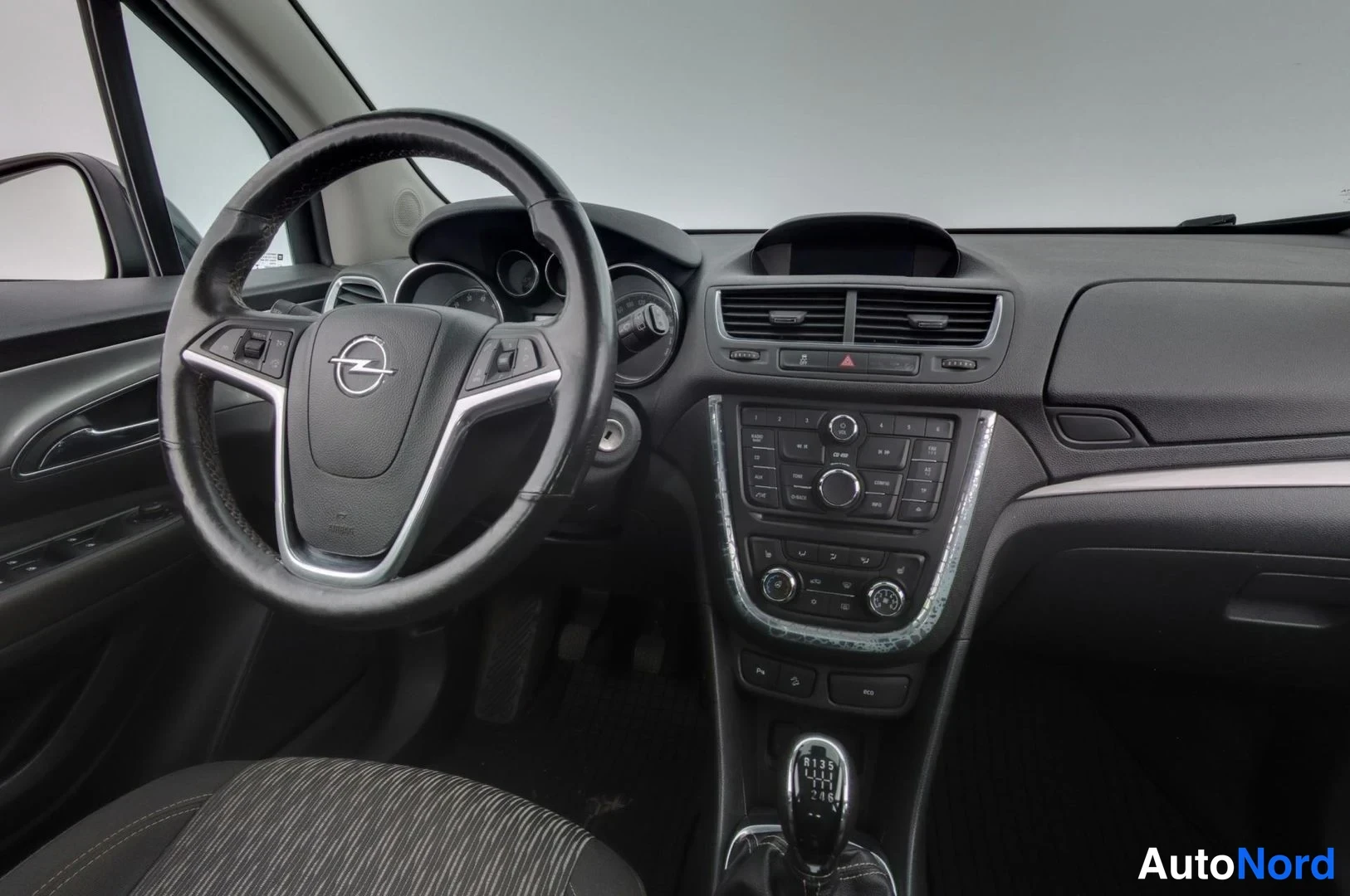Musta Opel Mokka 2015, ohjaamo, kuva 9