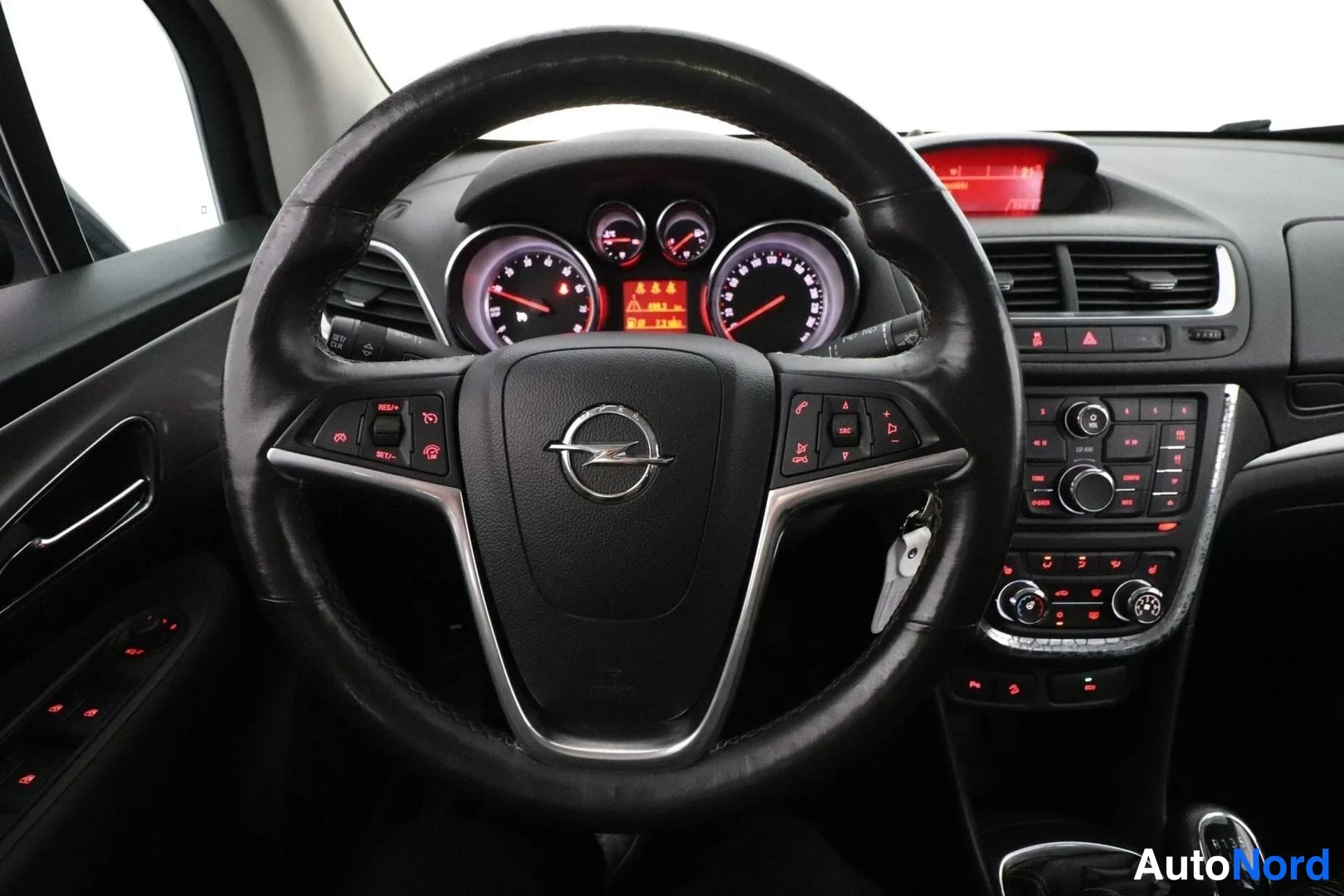 Musta Opel Mokka 2015, ohjaamo, kuva 10