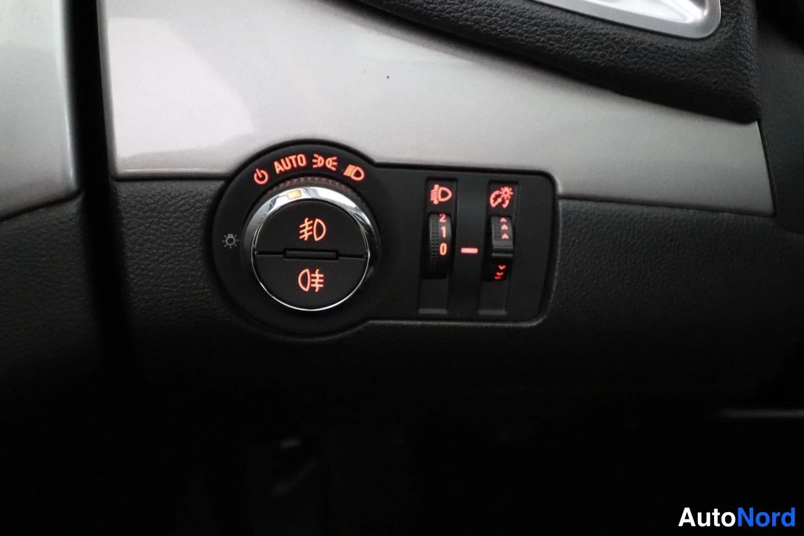 Musta Opel Mokka 2015, yksityiskohta, kuva 25