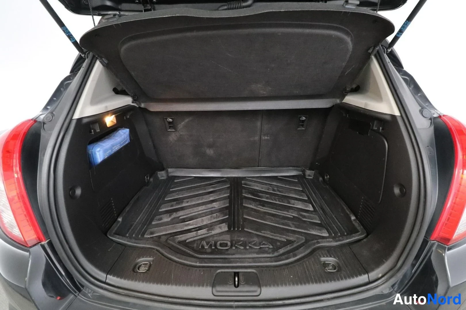 Musta Opel Mokka 2015, tavaratila, kuva 13