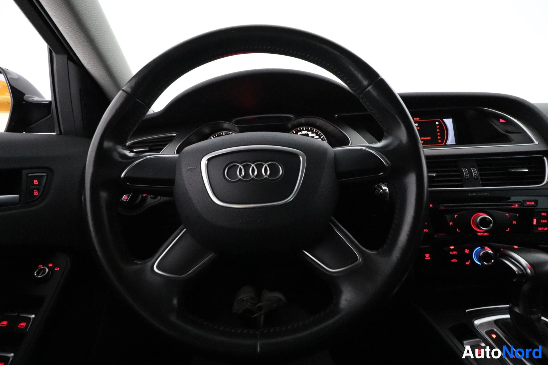 Musta Audi A4 2012, ohjaamo, kuva 9