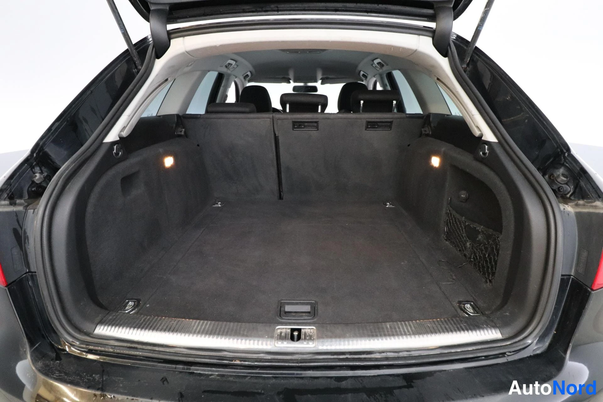 Musta Audi A4 2012, tavaratila, kuva 13