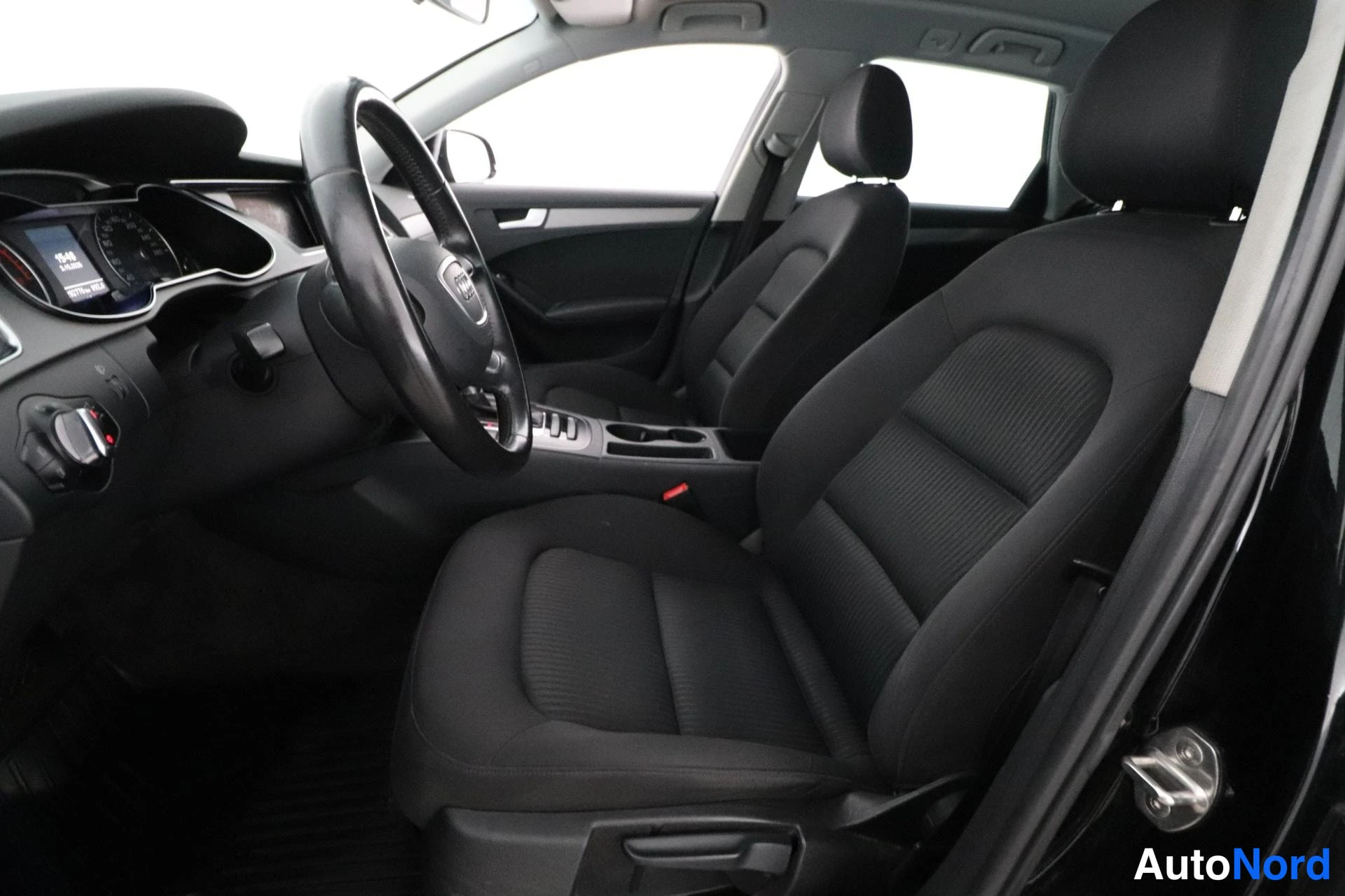 Musta Audi A4 2012, etuistuimet, kuva 10