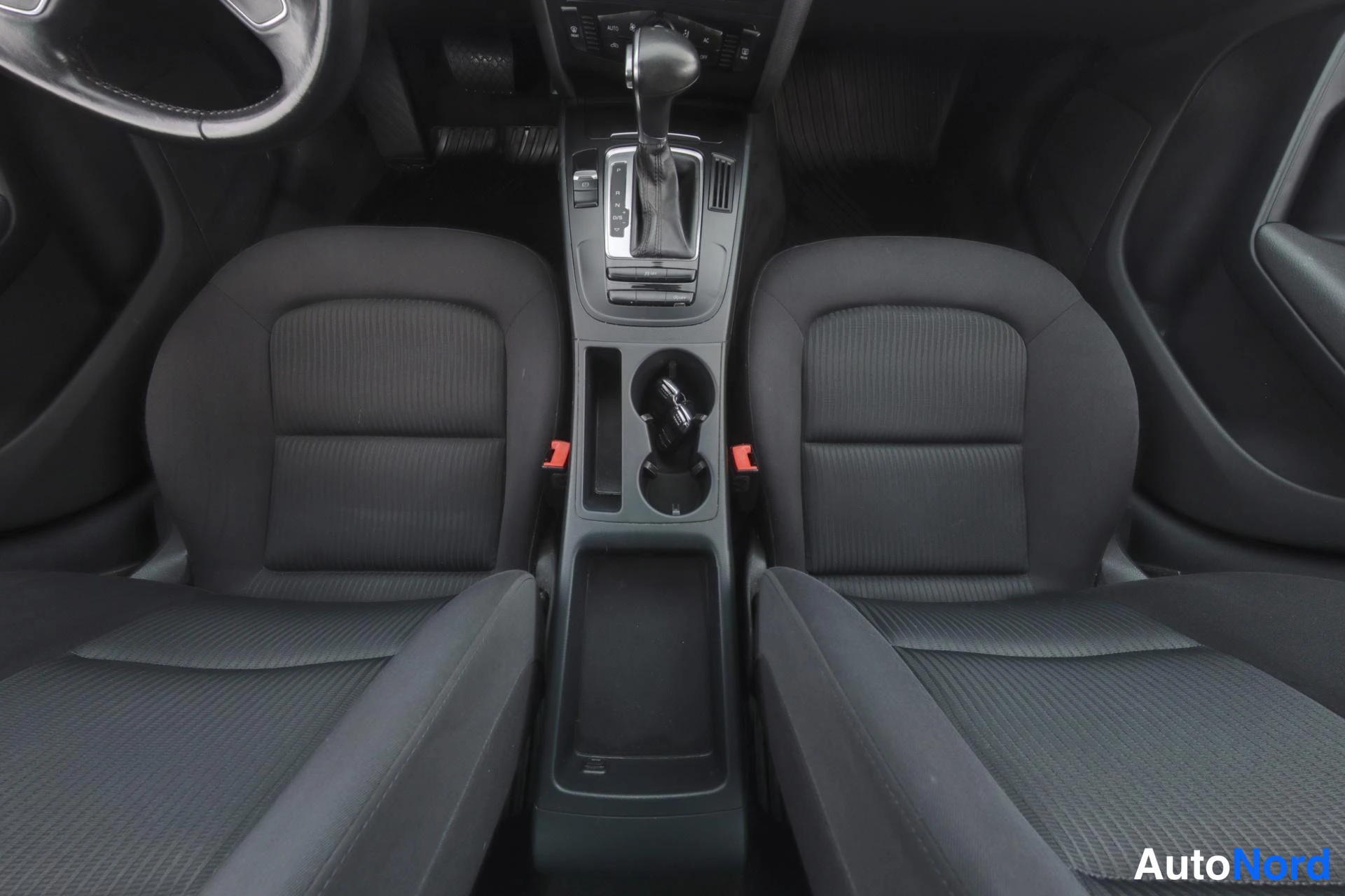 Musta Audi A4 2012, etuistuimet, kuva 12