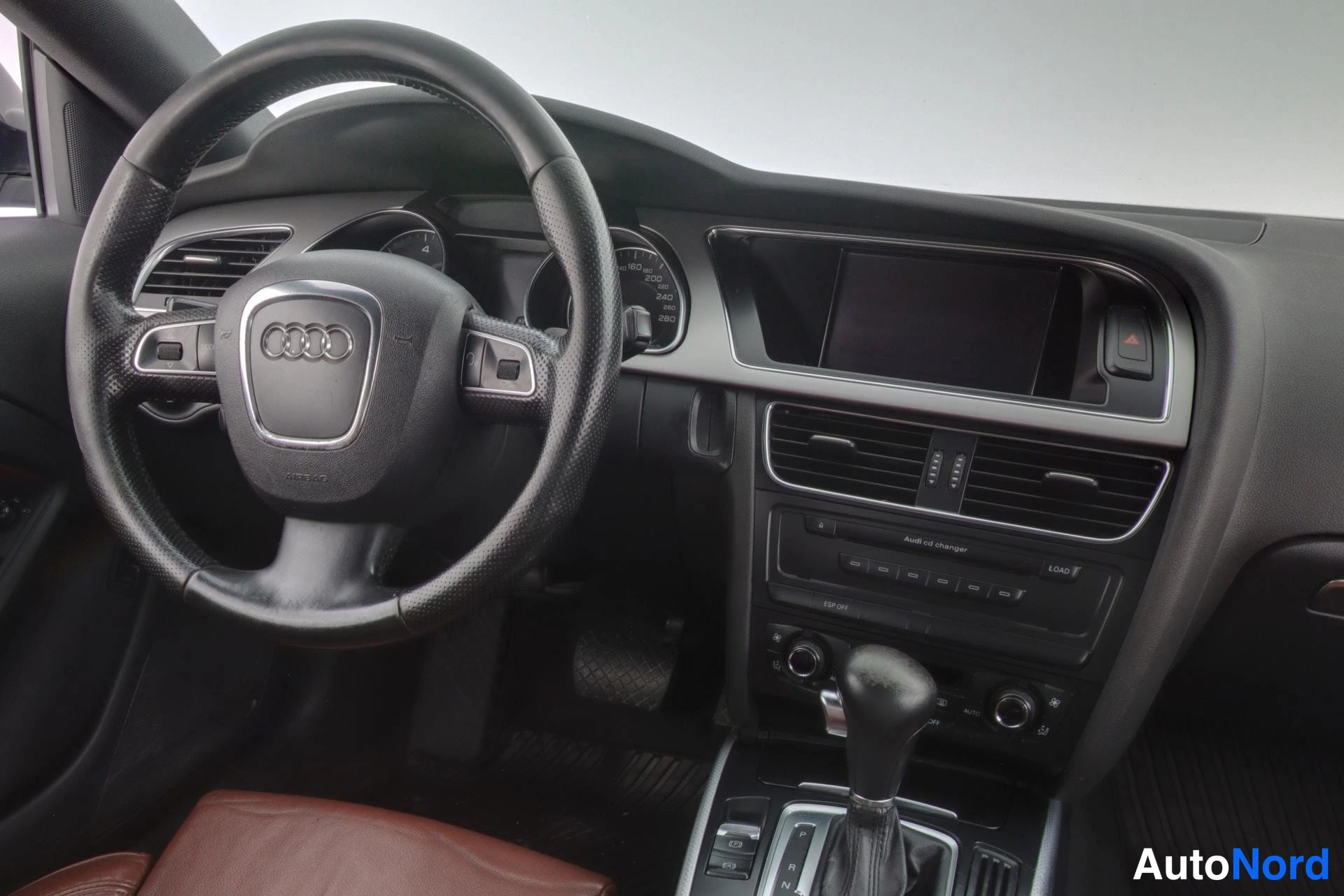 Musta Audi A5 2009, ohjaamo, kuva 8