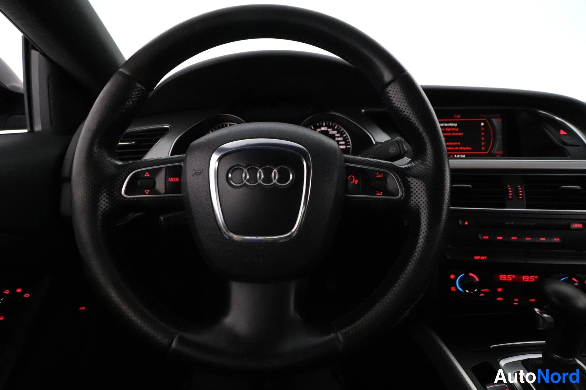 Musta Audi A5 2009, ohjaamo, kuva 9