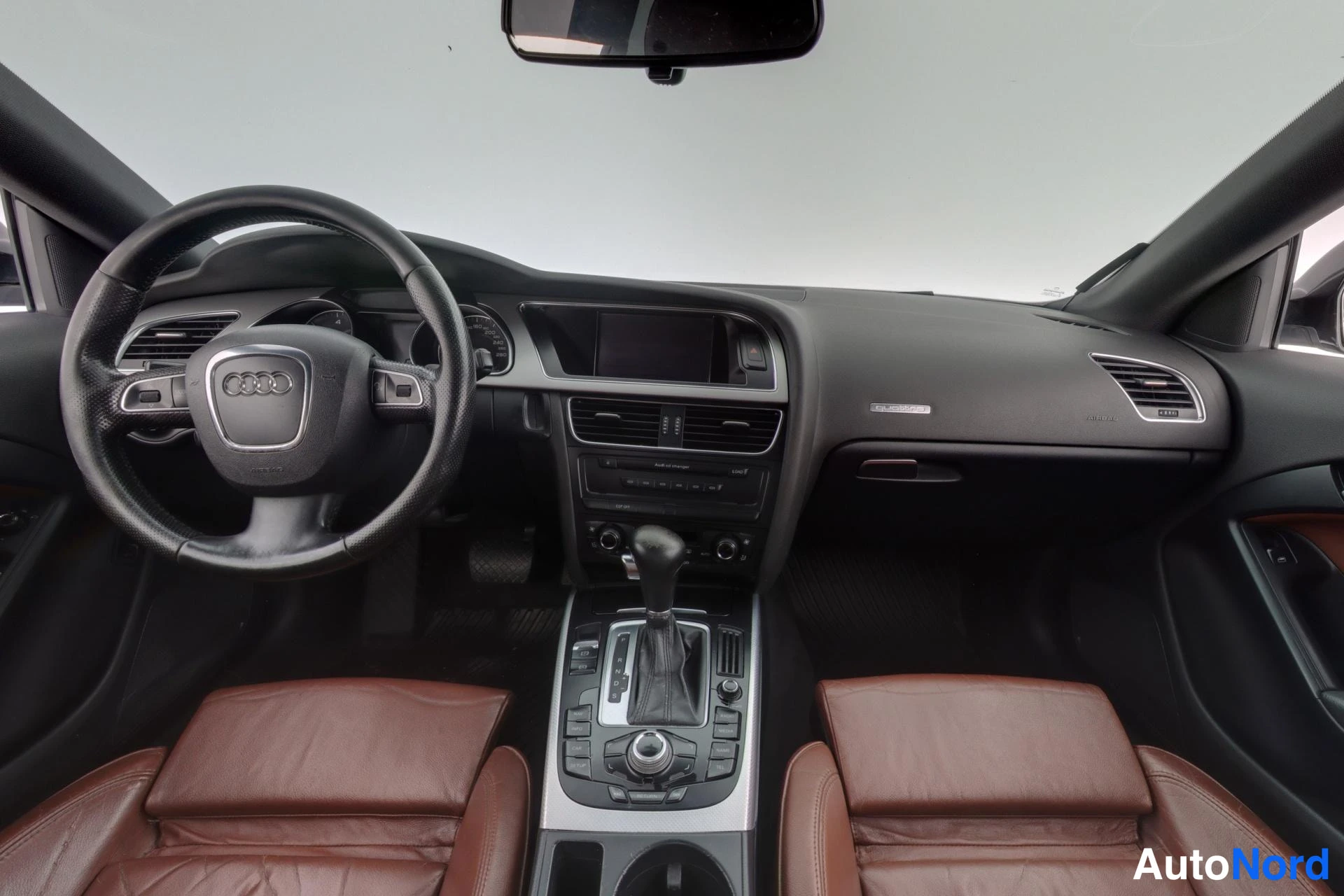 Musta Audi A5 2009, ohjaamo, kuva 7