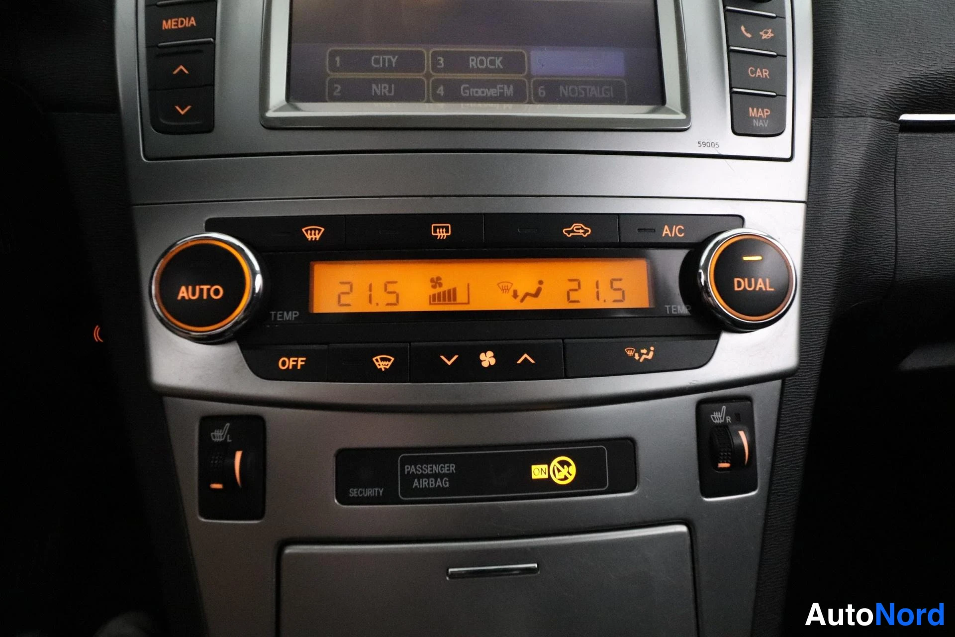 Blue Toyota Avensis 2012, detail, photo 19