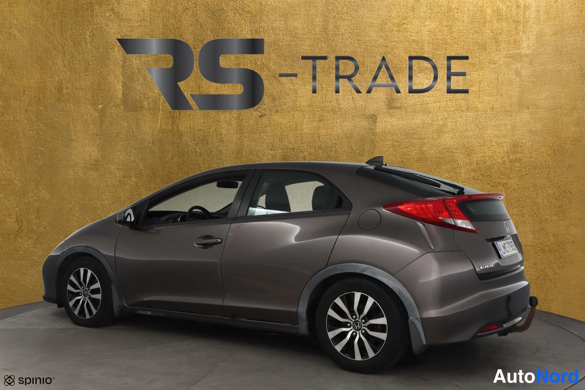 Grå Honda Civic 2013, snett bakifrån, bild 6