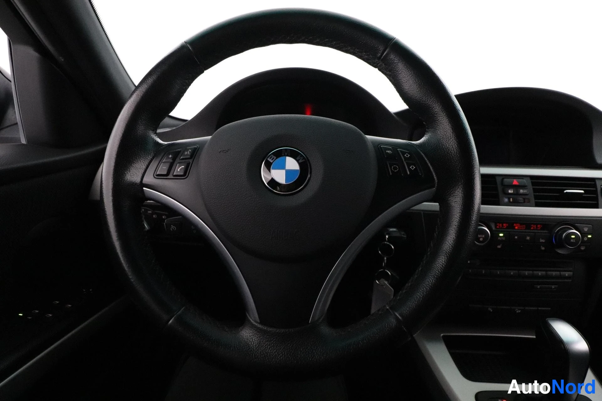 Musta BMW 320d xDrive 2011, yksityiskohta, kuva 14