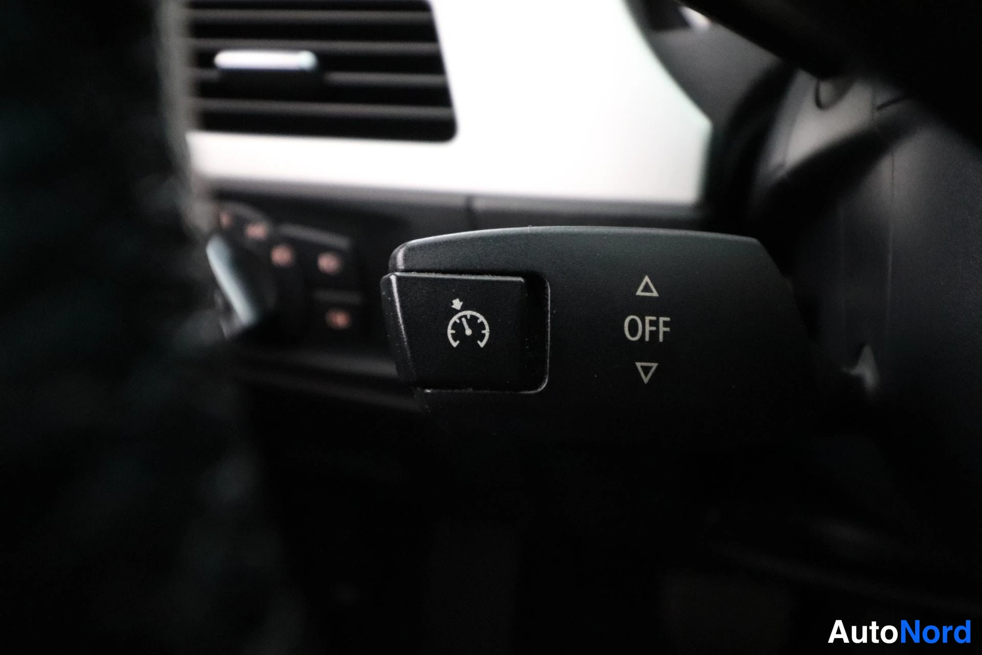 Musta BMW 320d xDrive 2011, yksityiskohta, kuva 16