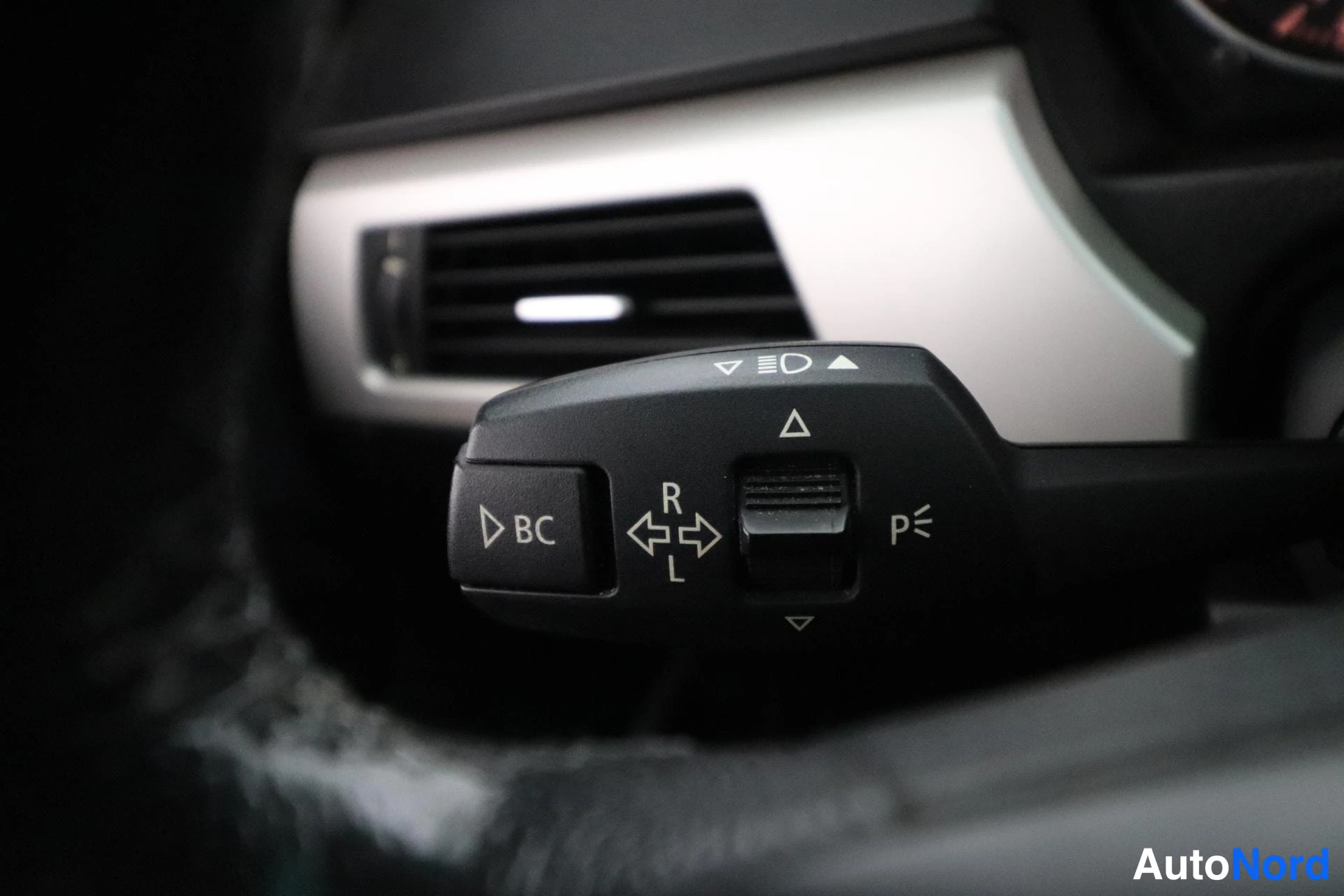 Musta BMW 320d xDrive 2011, yksityiskohta, kuva 17