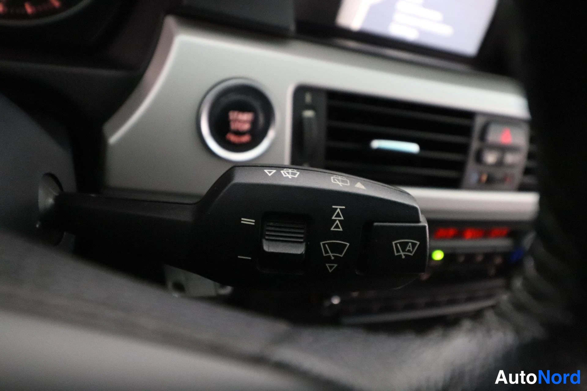 Musta BMW 320d xDrive 2011, yksityiskohta, kuva 27