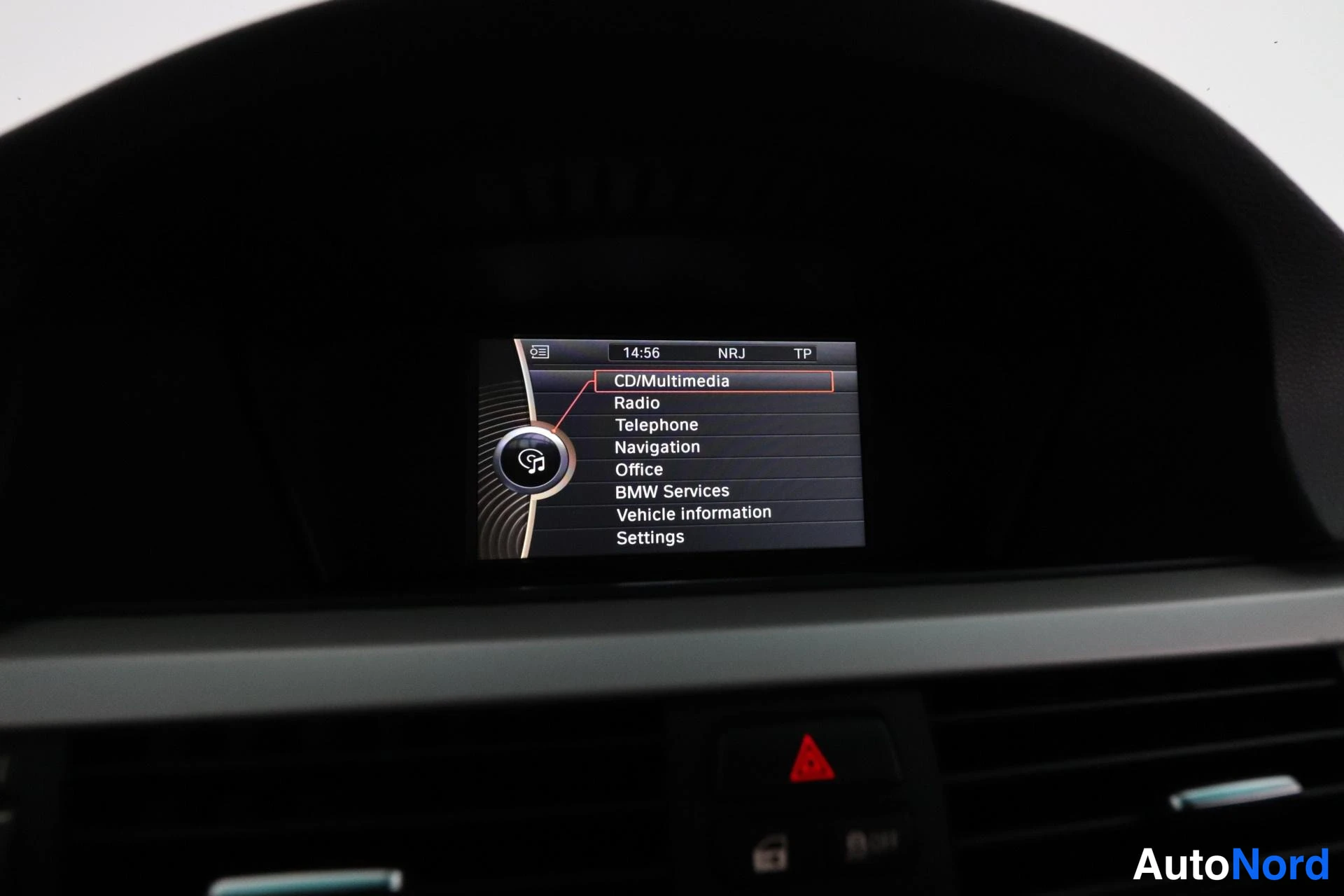 Musta BMW 320d xDrive 2011, yksityiskohta, kuva 18