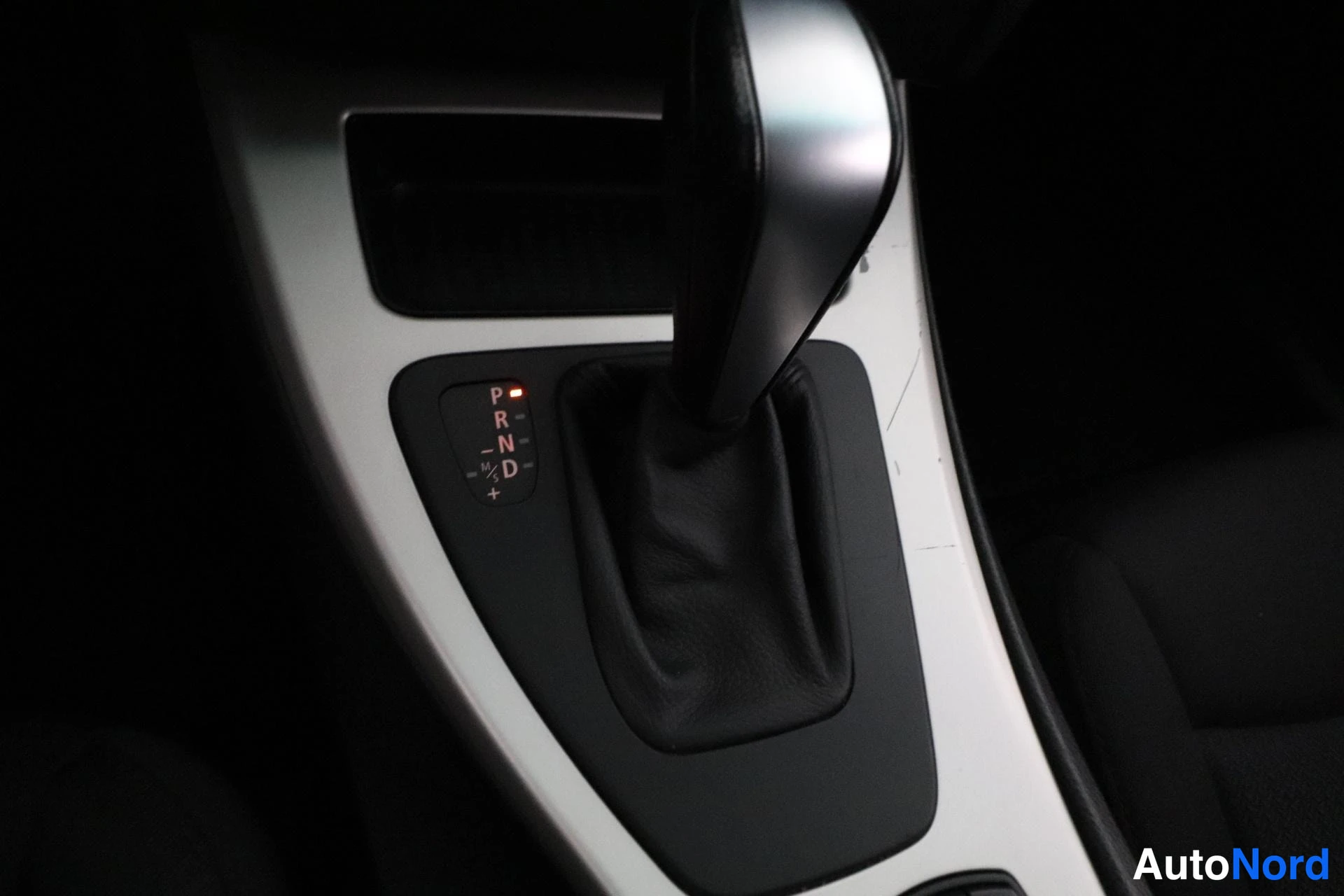 Musta BMW 320d xDrive 2011, yksityiskohta, kuva 28