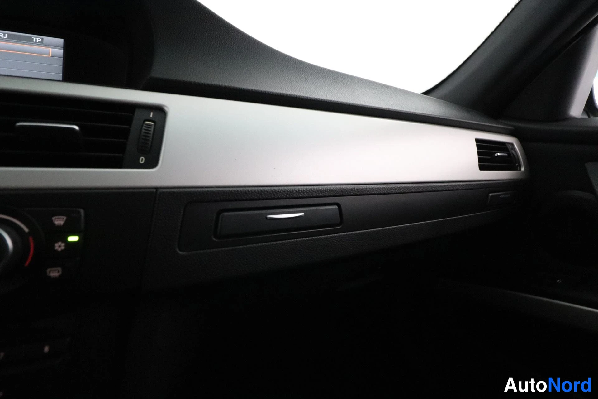 Musta BMW 320d xDrive 2011, yksityiskohta, kuva 29