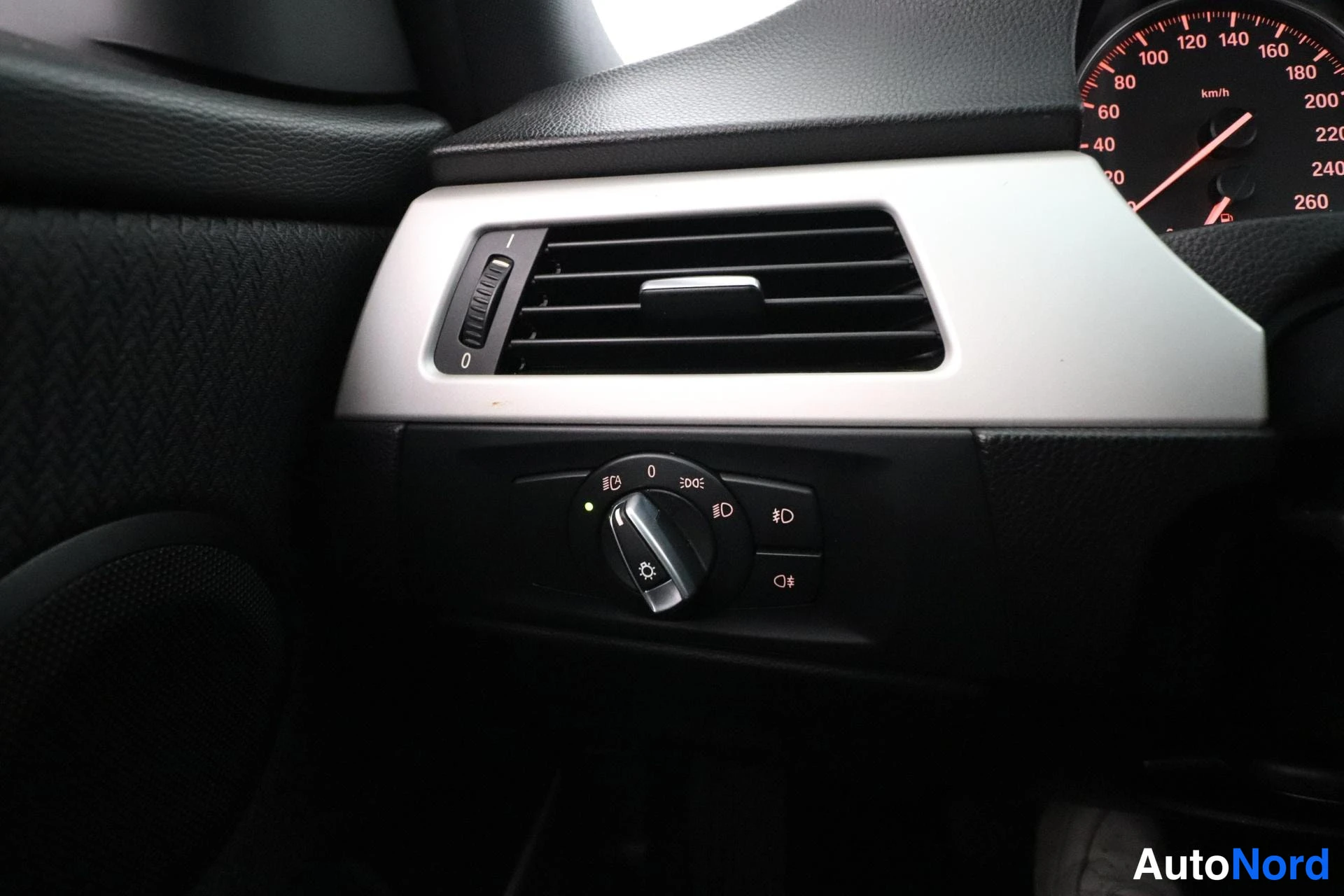 Musta BMW 320d xDrive 2011, yksityiskohta, kuva 30