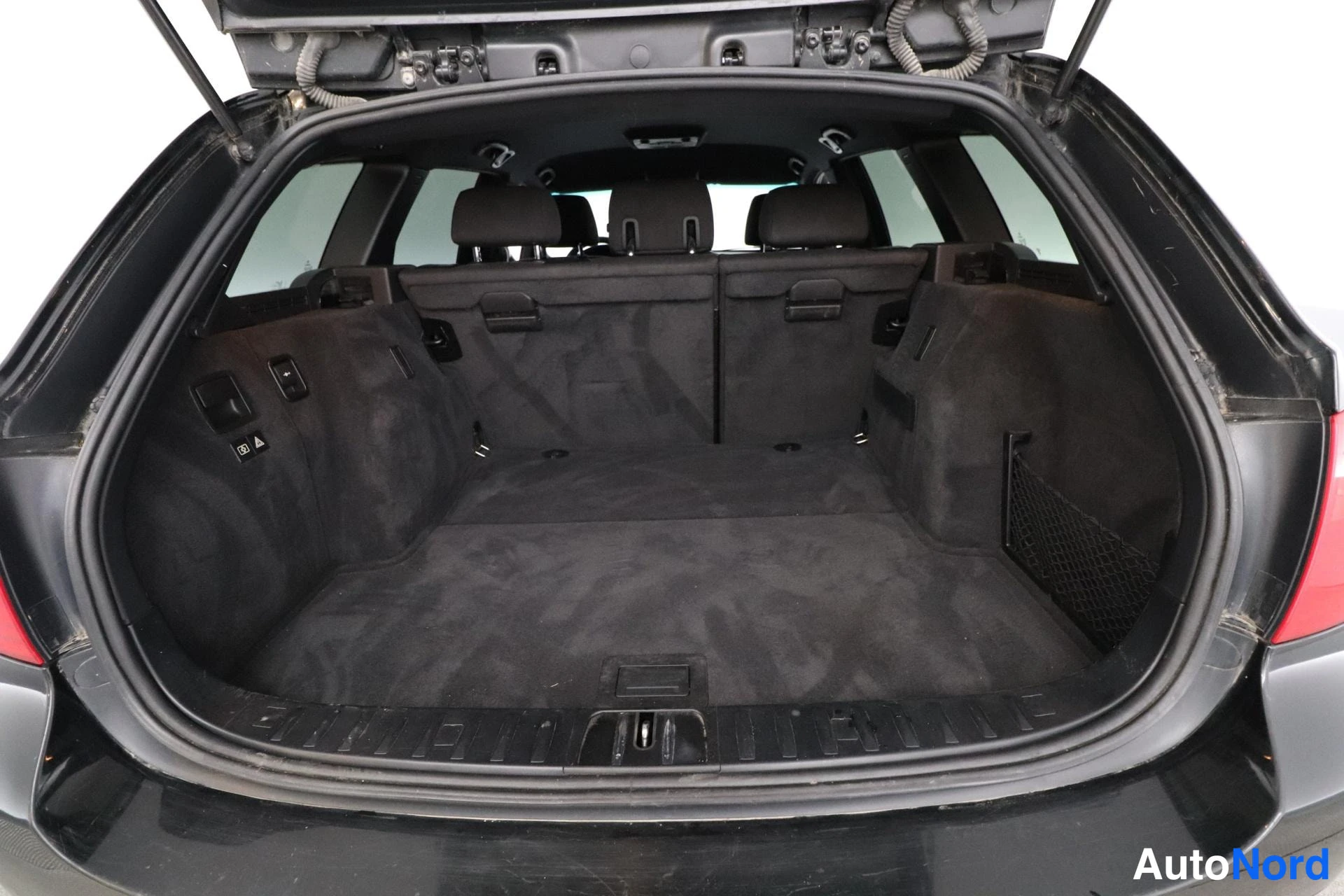 Musta BMW 320d xDrive 2011, tavaratila, kuva 12