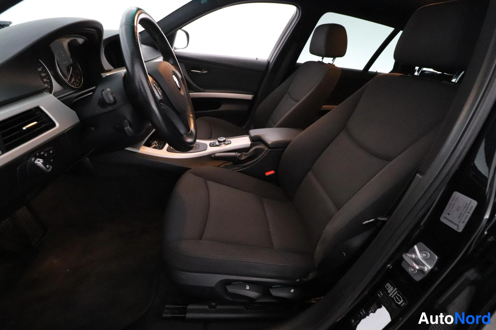 Musta BMW 320d xDrive 2011, ohjaamo, kuva 7