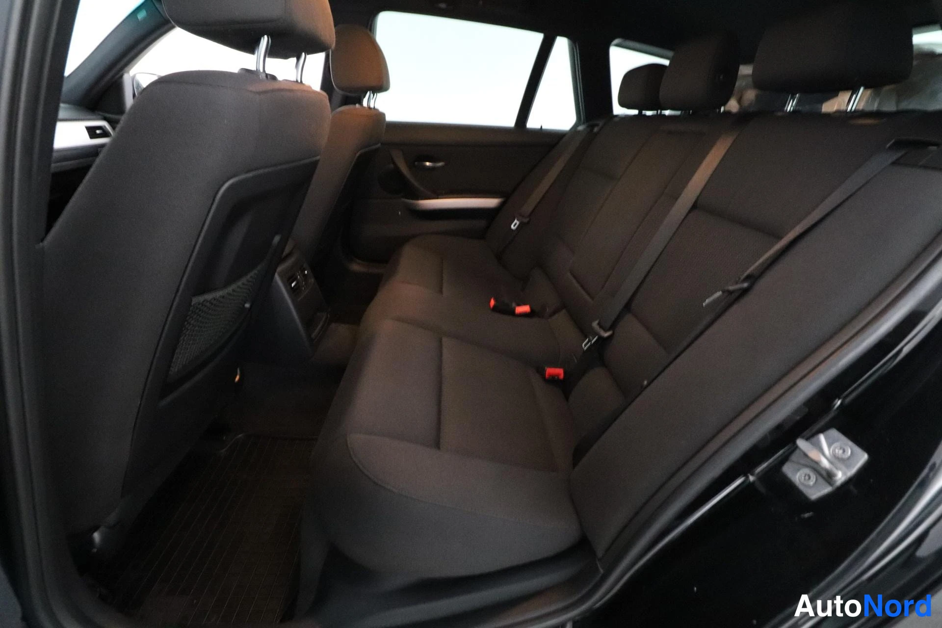 Musta BMW 320d xDrive 2011, takaistuimet, kuva 11
