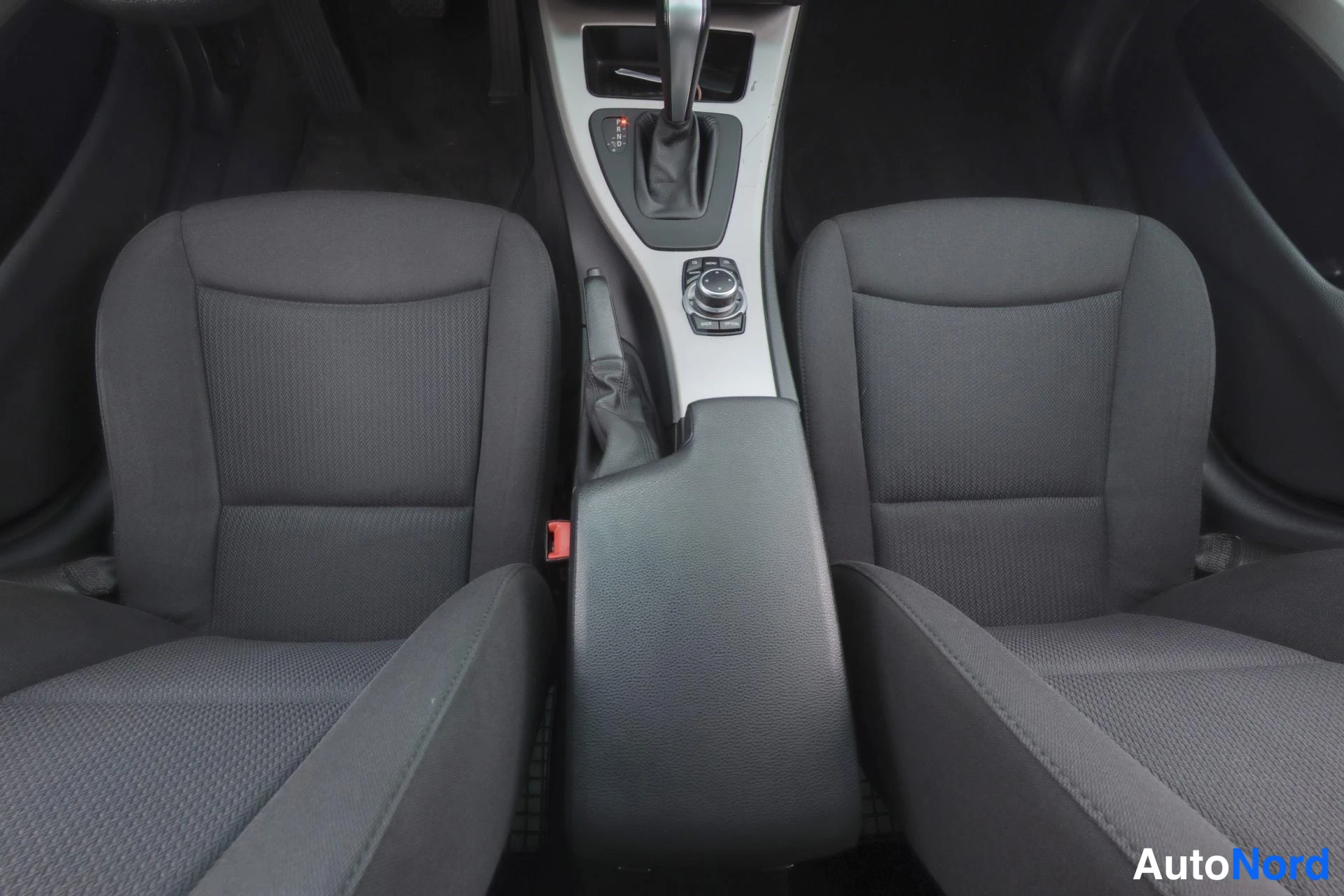Musta BMW 320d xDrive 2011, etuistuimet, kuva 10