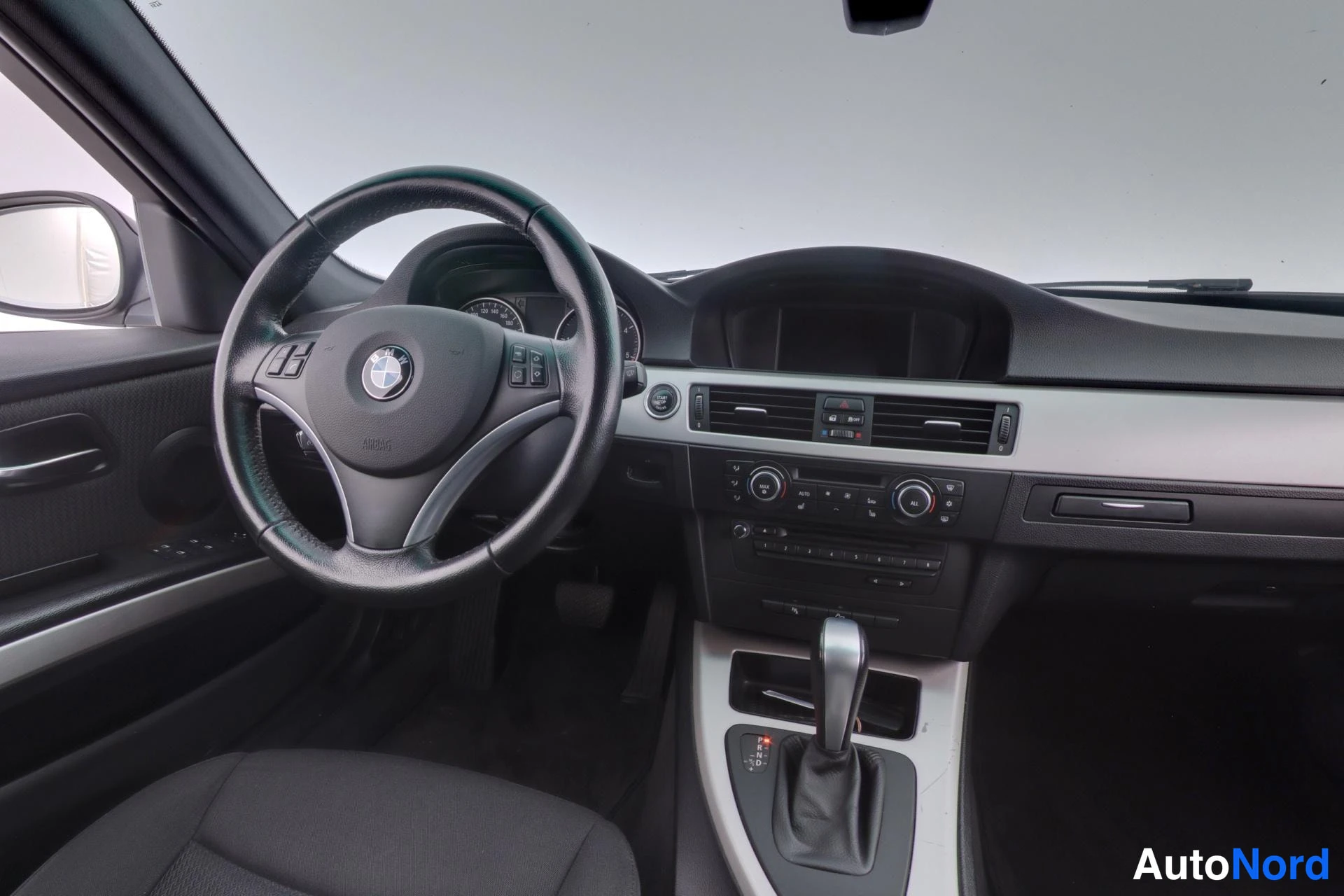 Musta BMW 320d xDrive 2011, ohjaamo, kuva 9