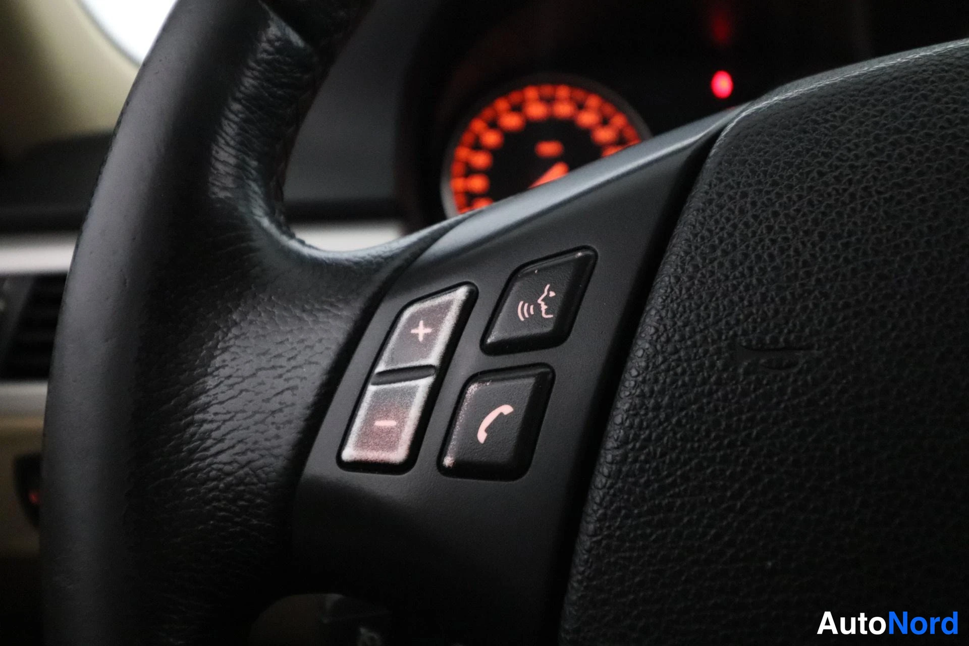 Musta BMW 320d xDrive 2009, yksityiskohta, kuva 16