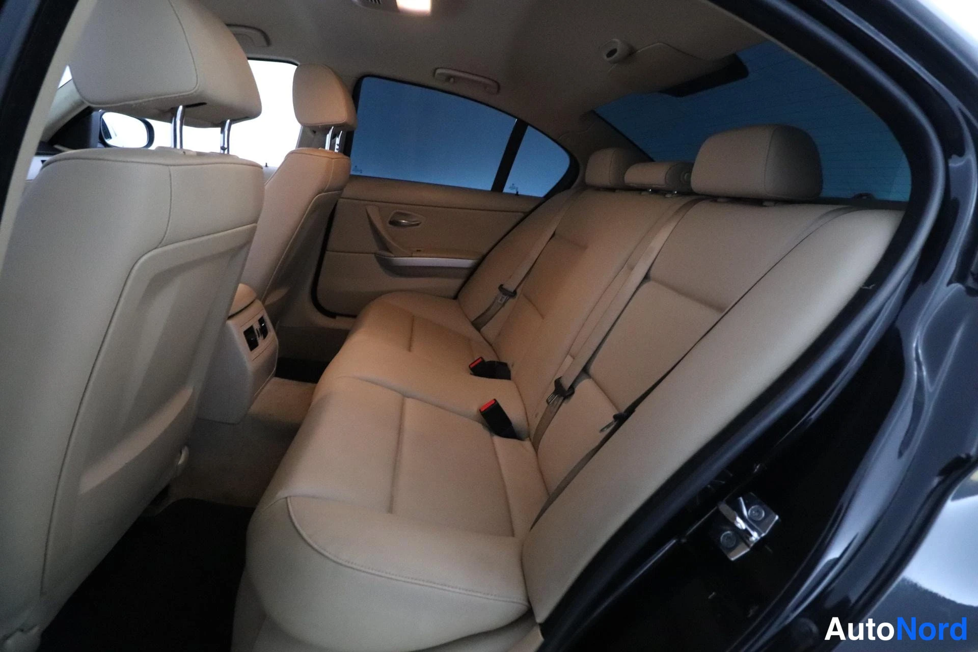 Musta BMW 320d xDrive 2009, takaistuimet, kuva 11