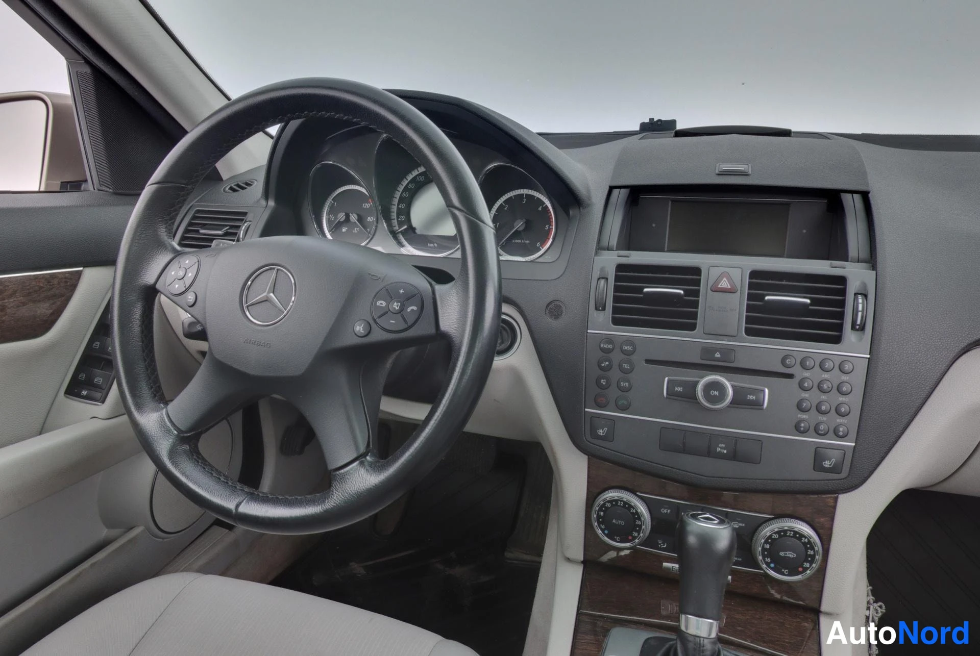 Beige Mercedes-Benz C 2011, ohjaamo, kuva 9