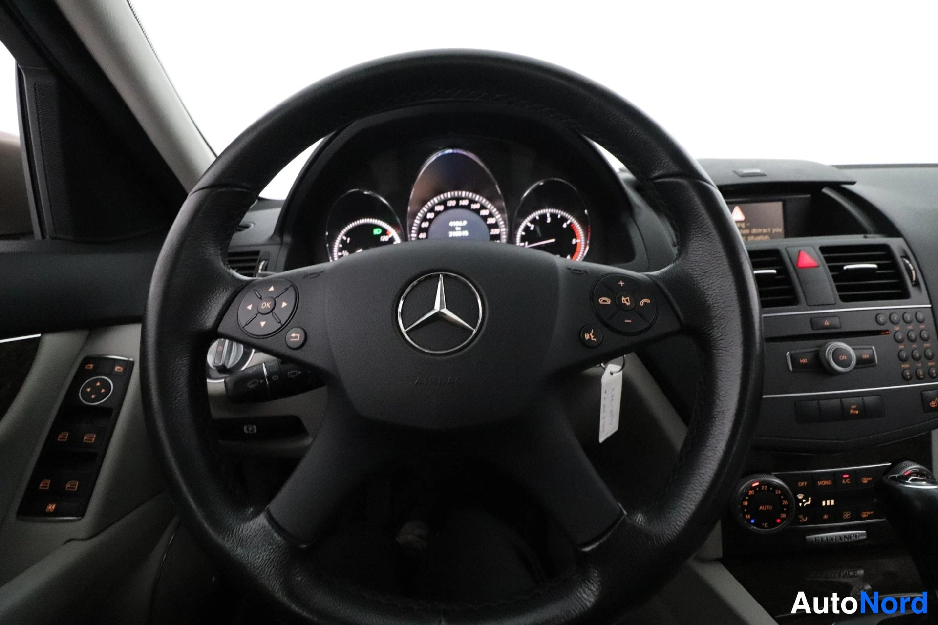 Beige Mercedes-Benz C 2011, ohjaamo, kuva 10