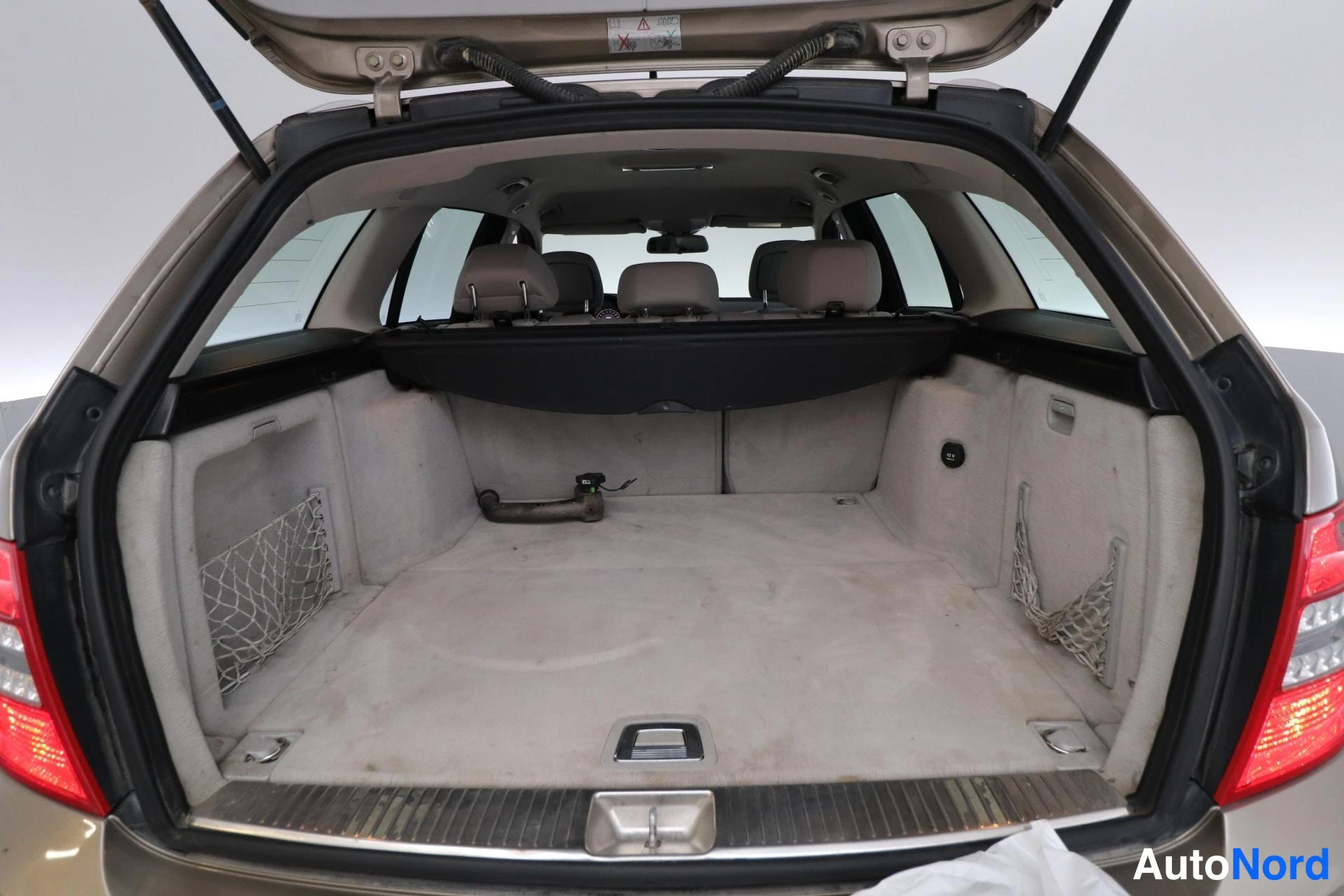 Beige Mercedes-Benz C 2011, tavaratila, kuva 13