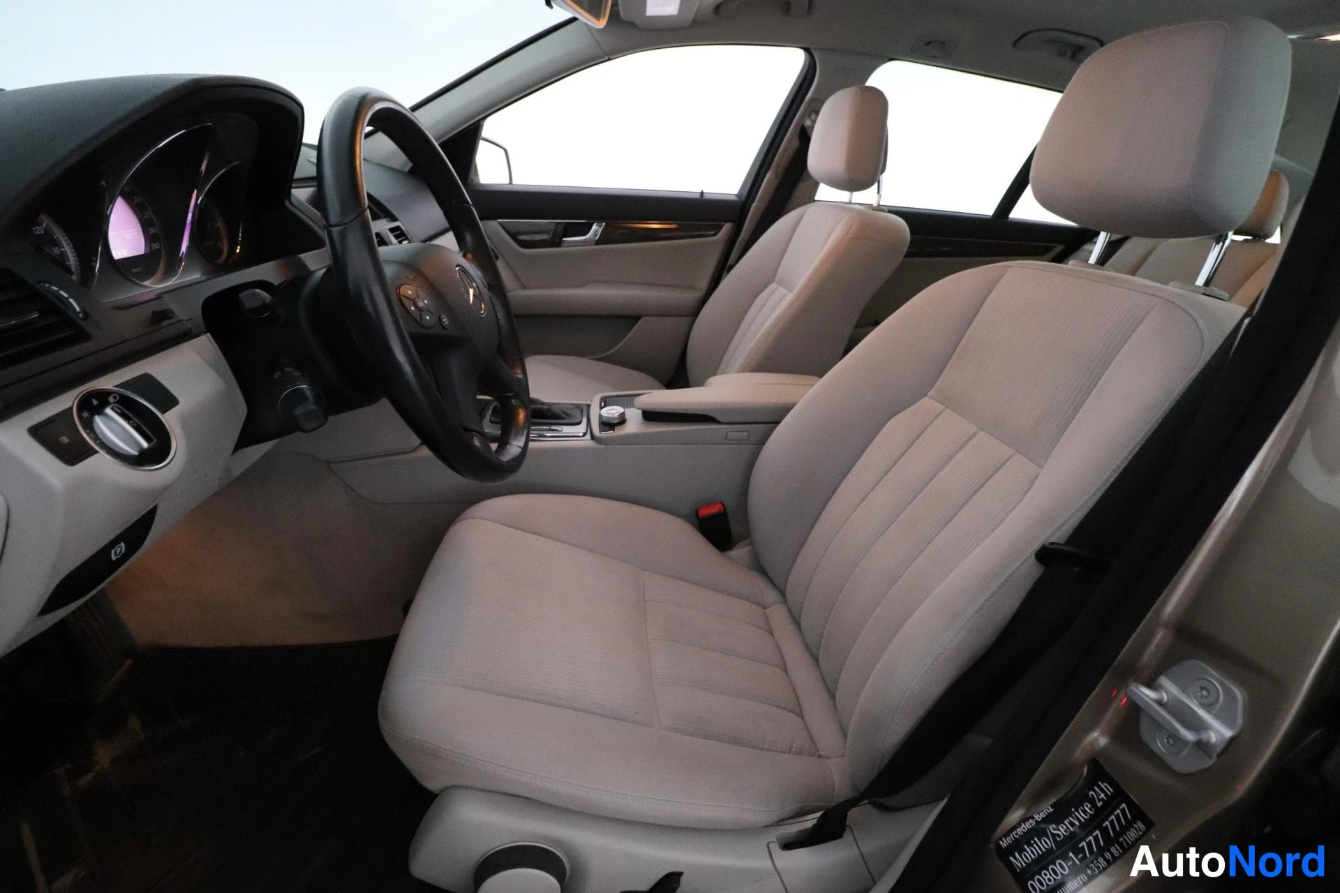Beige Mercedes-Benz C 2011, ohjaamo, kuva 7