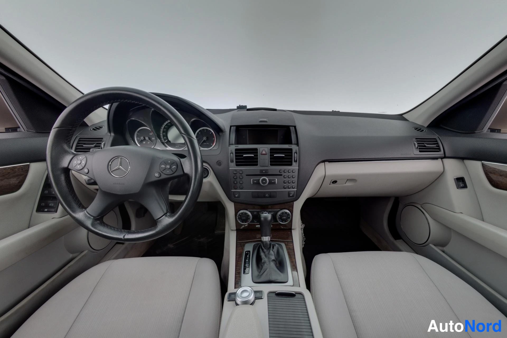 Beige Mercedes-Benz C 2011, ohjaamo, kuva 8