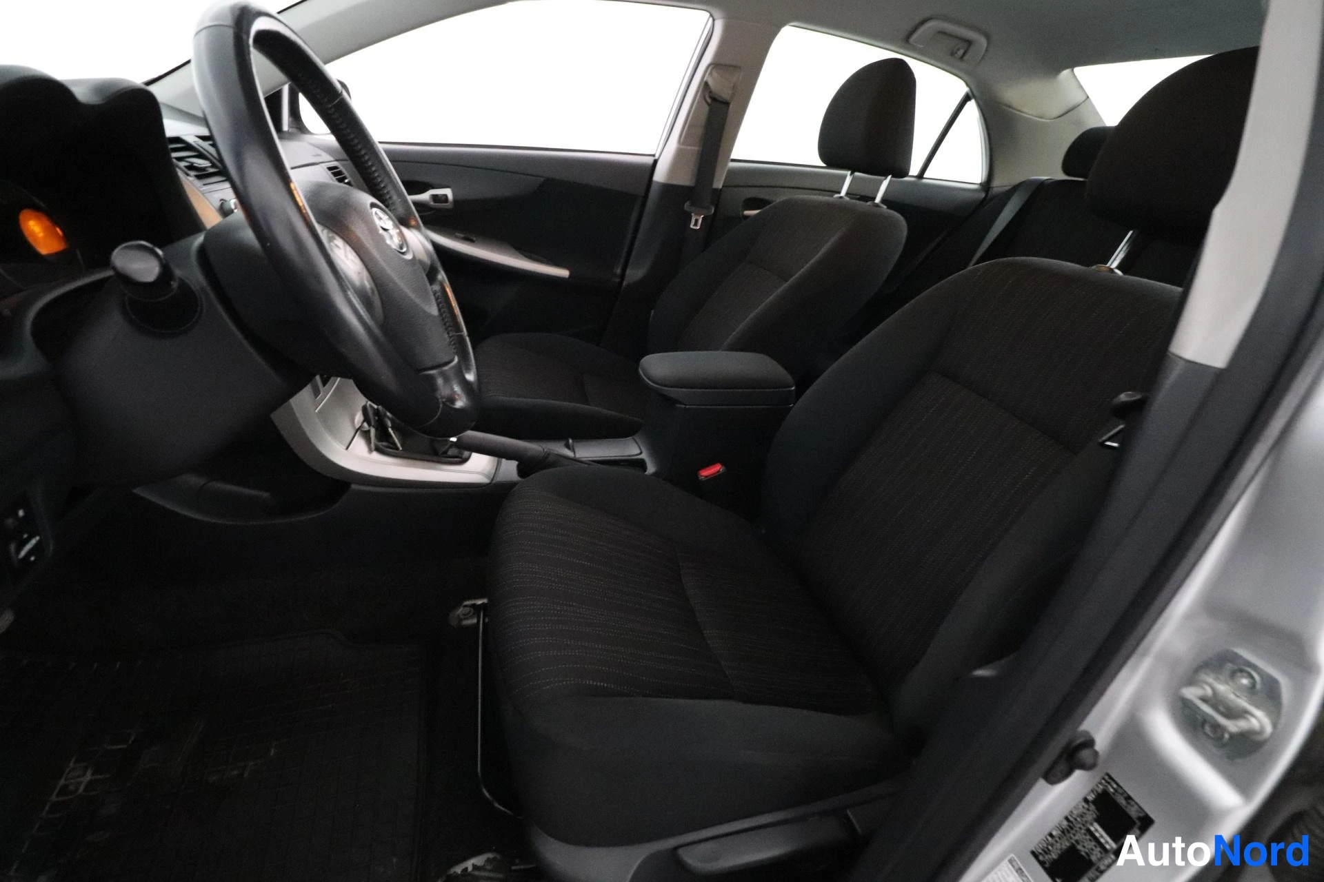 Hopea Toyota Corolla 2007, etuistuimet, kuva 9