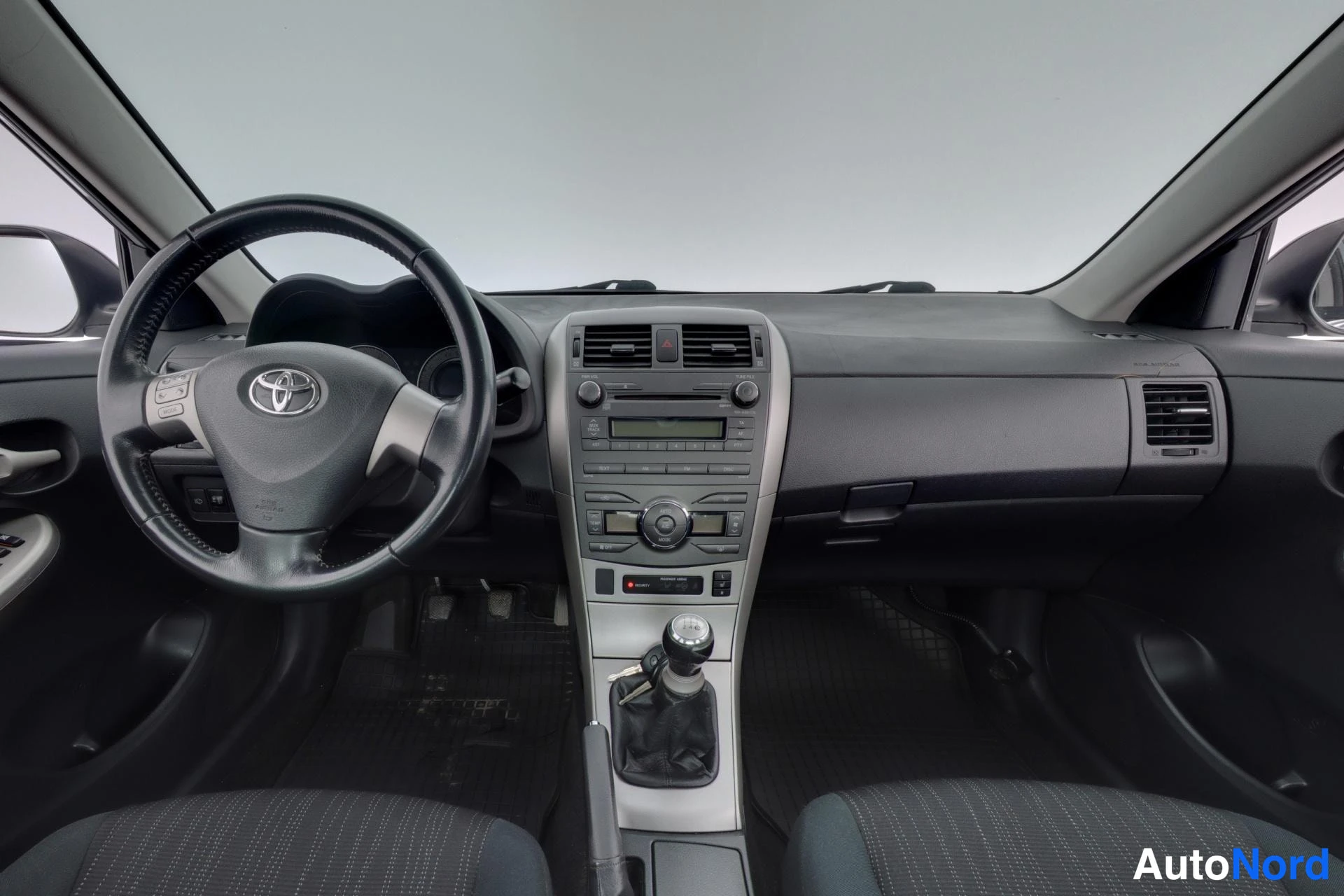 Hopea Toyota Corolla 2007, ohjaamo, kuva 7